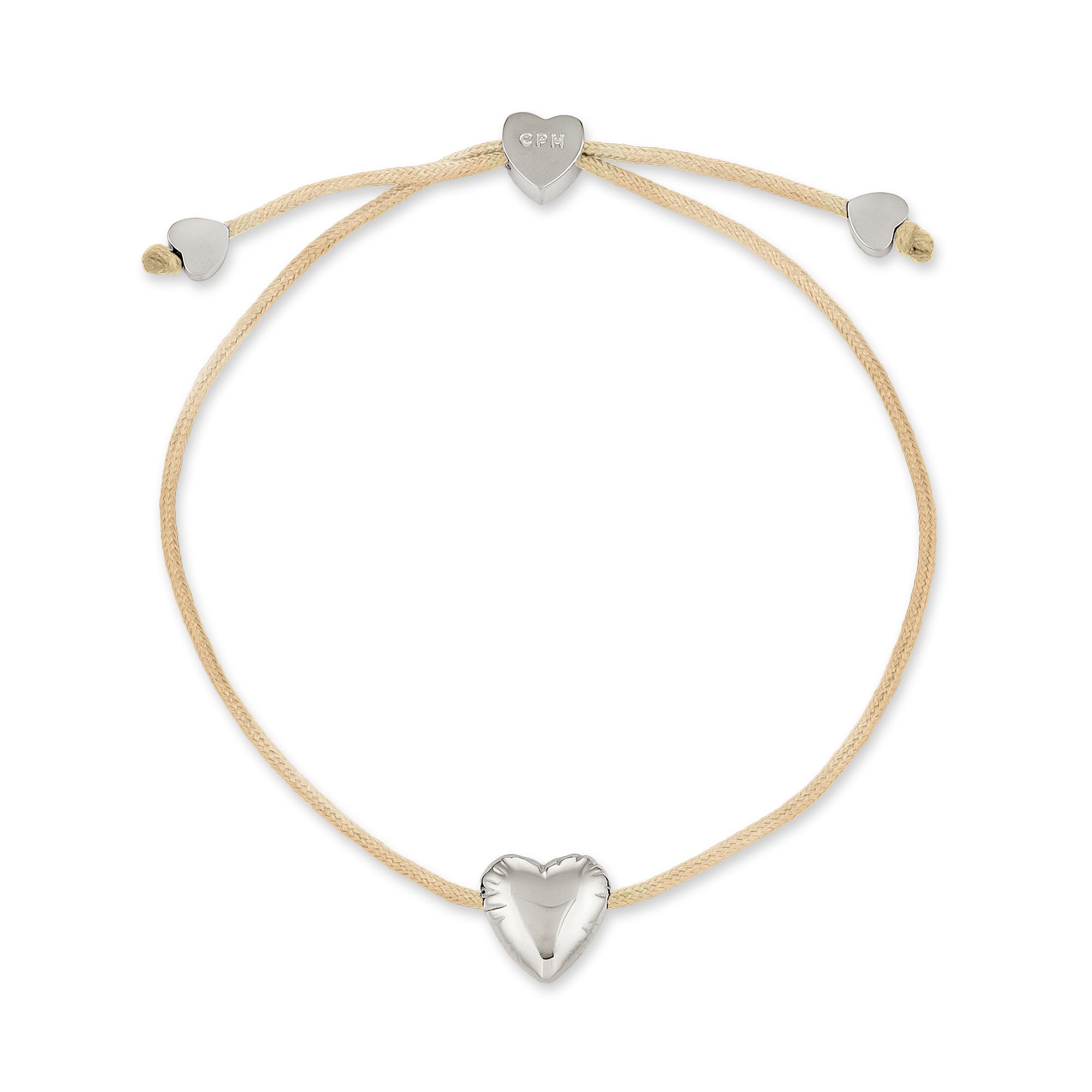 Das COPENHAGEN STUDIOS Armband - Balloon Hearts von Copenhagen Studios hat eine beigefarbene Kordel, silberne Herz-Anhänger und einen verstellbaren Verschluss.