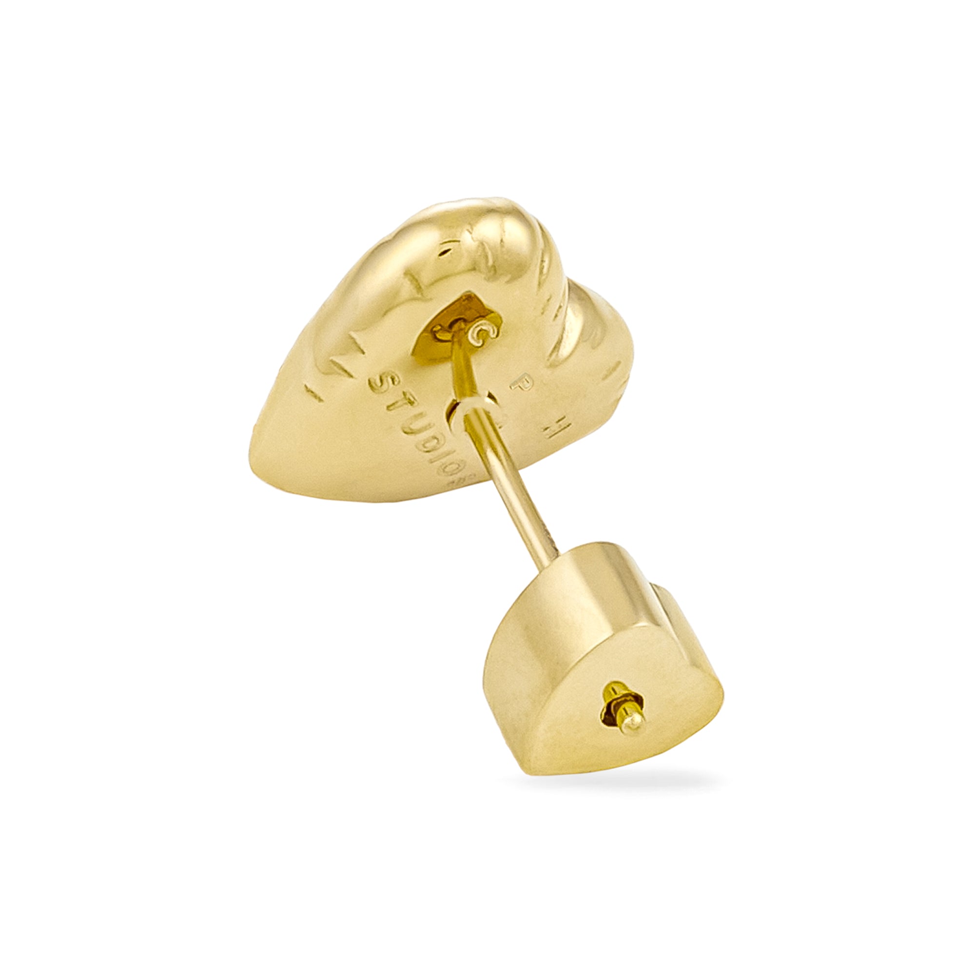 Balloon Hearts gold Ohrstecker von Copenhagen Studios, herzförmig mit eingraviertem Text und von hinten mit Schmetterlingsverschluss gezeigt.