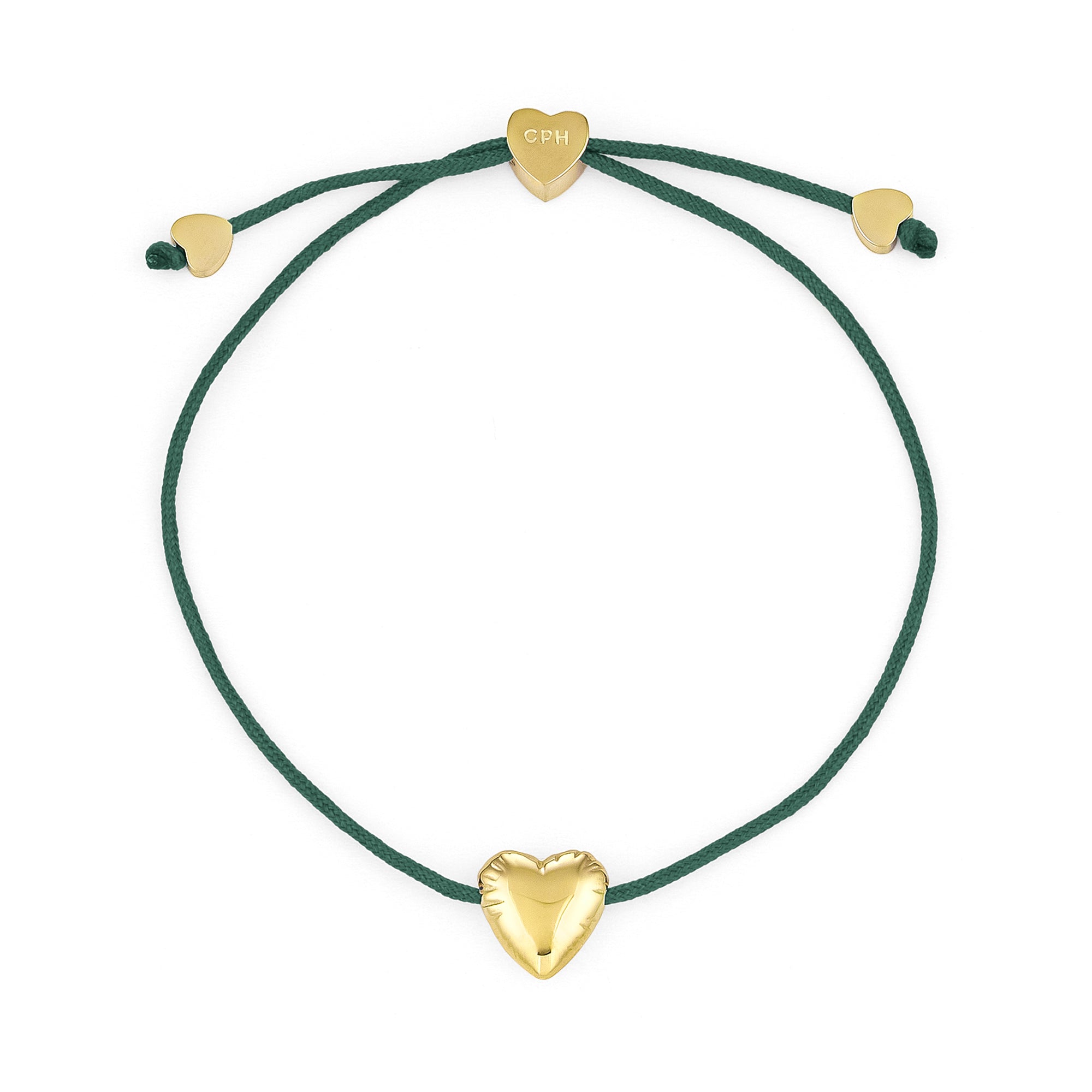 Das COPENHAGEN STUDIOS Armband - Balloon Hearts besteht aus einer grünen Kordel mit einem goldenen Herzanhänger und zwei kleineren goldenen Herzen an den verstellbaren Enden, inspiriert vom charakteristischen Stil der Copenhagen Studios.