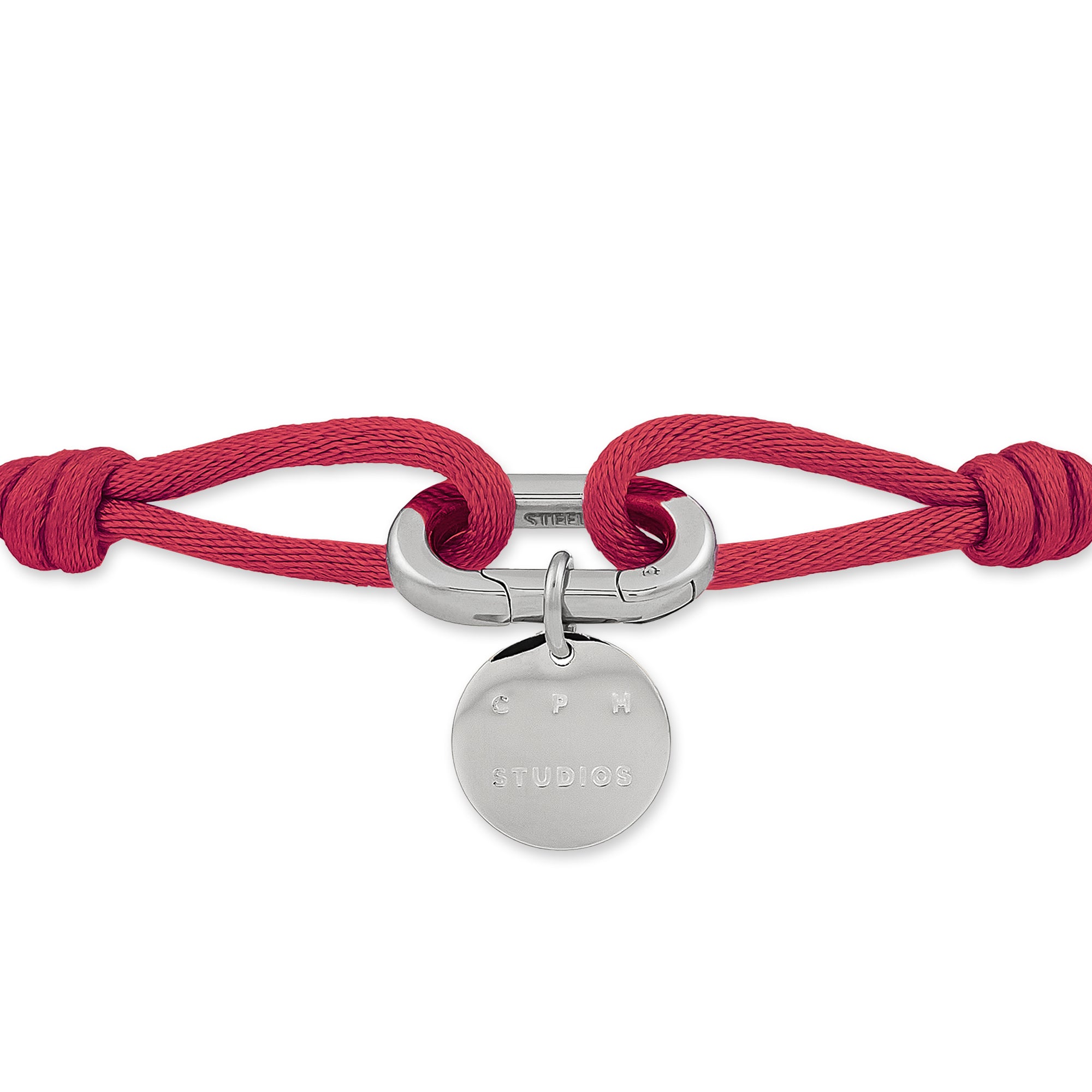 Rotes Gliederarmband aus Stoff mit einem runden silbernen Anhänger und Verschluss, graviert mit "Copenhagen Studios". Produkt: COPENHAGEN STUDIOS Armband - Fabric Link von Copenhagen Studios.