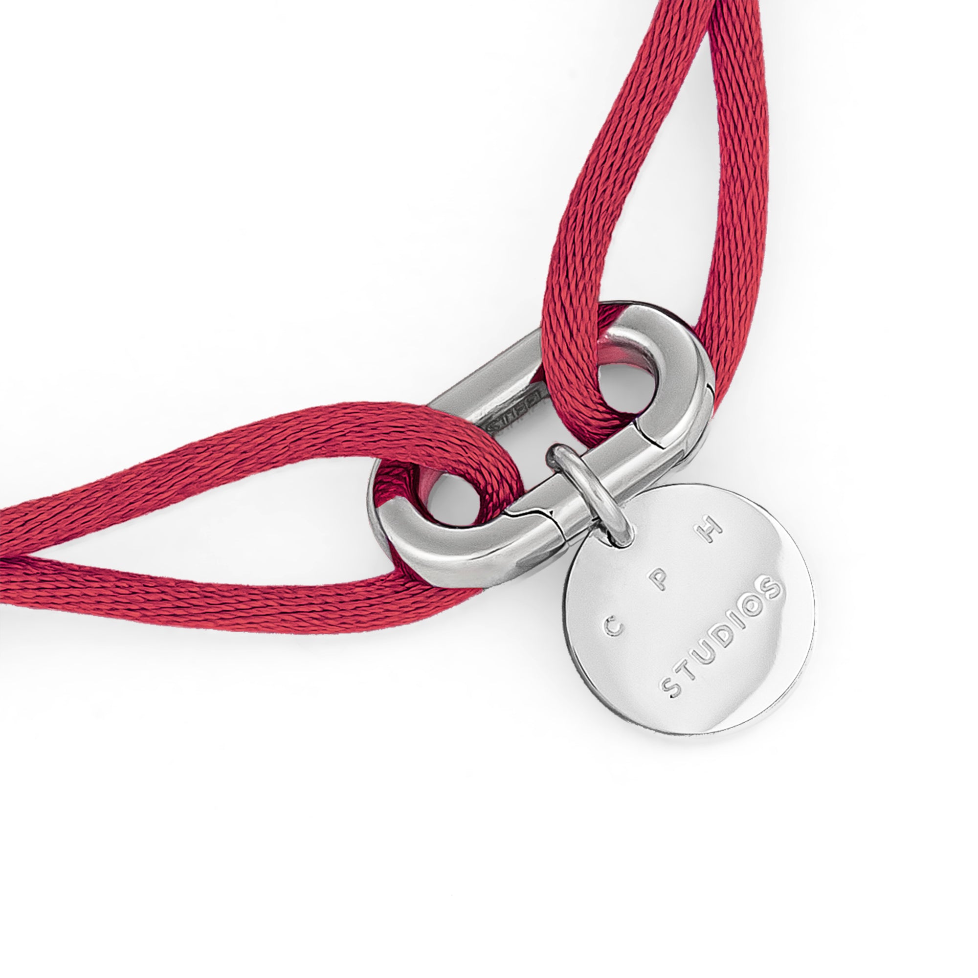 Rote Kordelkette mit einem runden Silberanhänger mit Gravur COPENHAGEN STUDIOS und einem ovalen Metallglied, inspiriert von der modernen Eleganz des Copenhagen Studios Armband - Fabric Link.