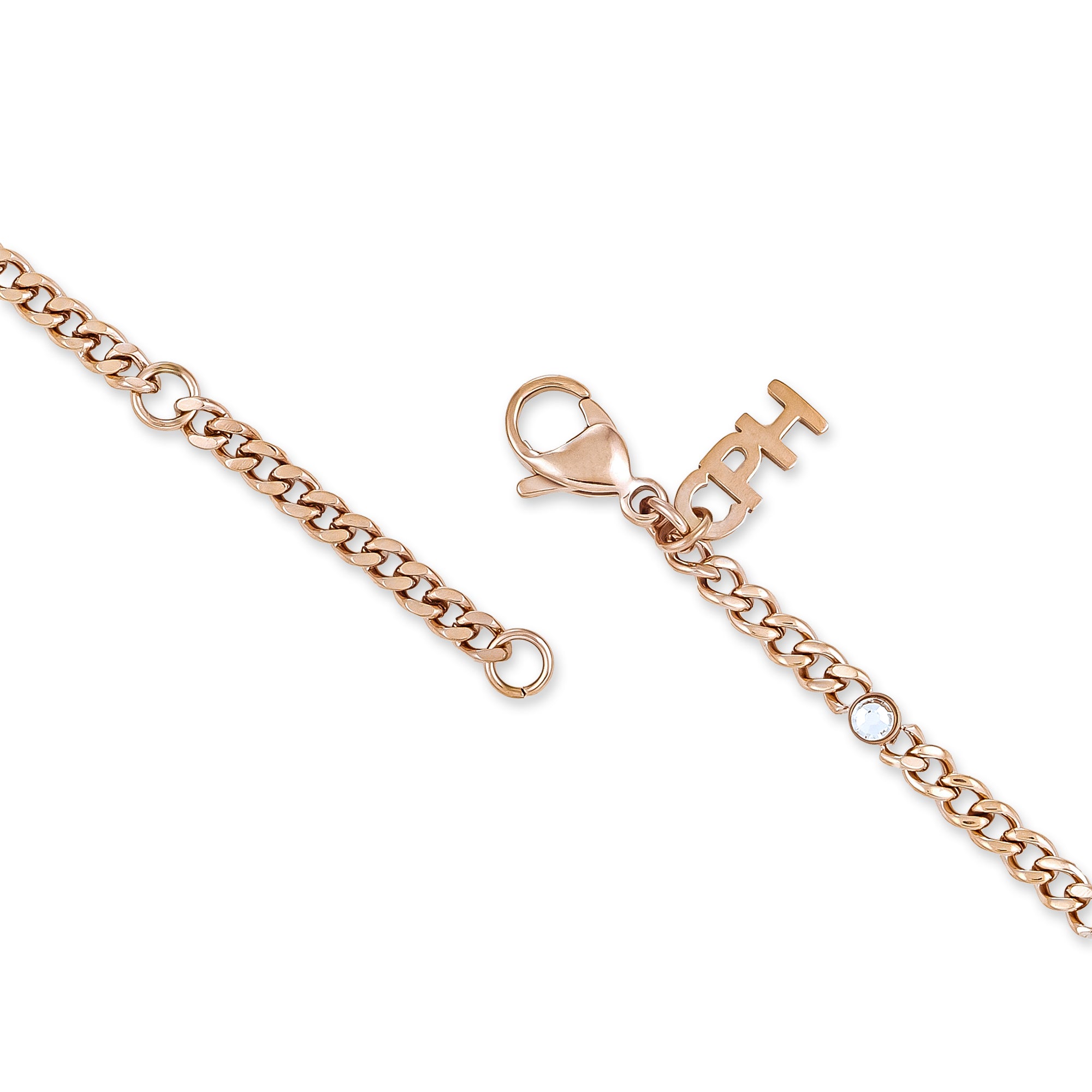 Das COPENHAGEN STUDIOS Armband - Glittery von Copenhagen Studios ist ein roségoldenes Kettenarmband mit Karabinerverschluss, einem Initial-Charm und einem funkelnden Edelstein für einen Hauch von minimalistischem Luxus.