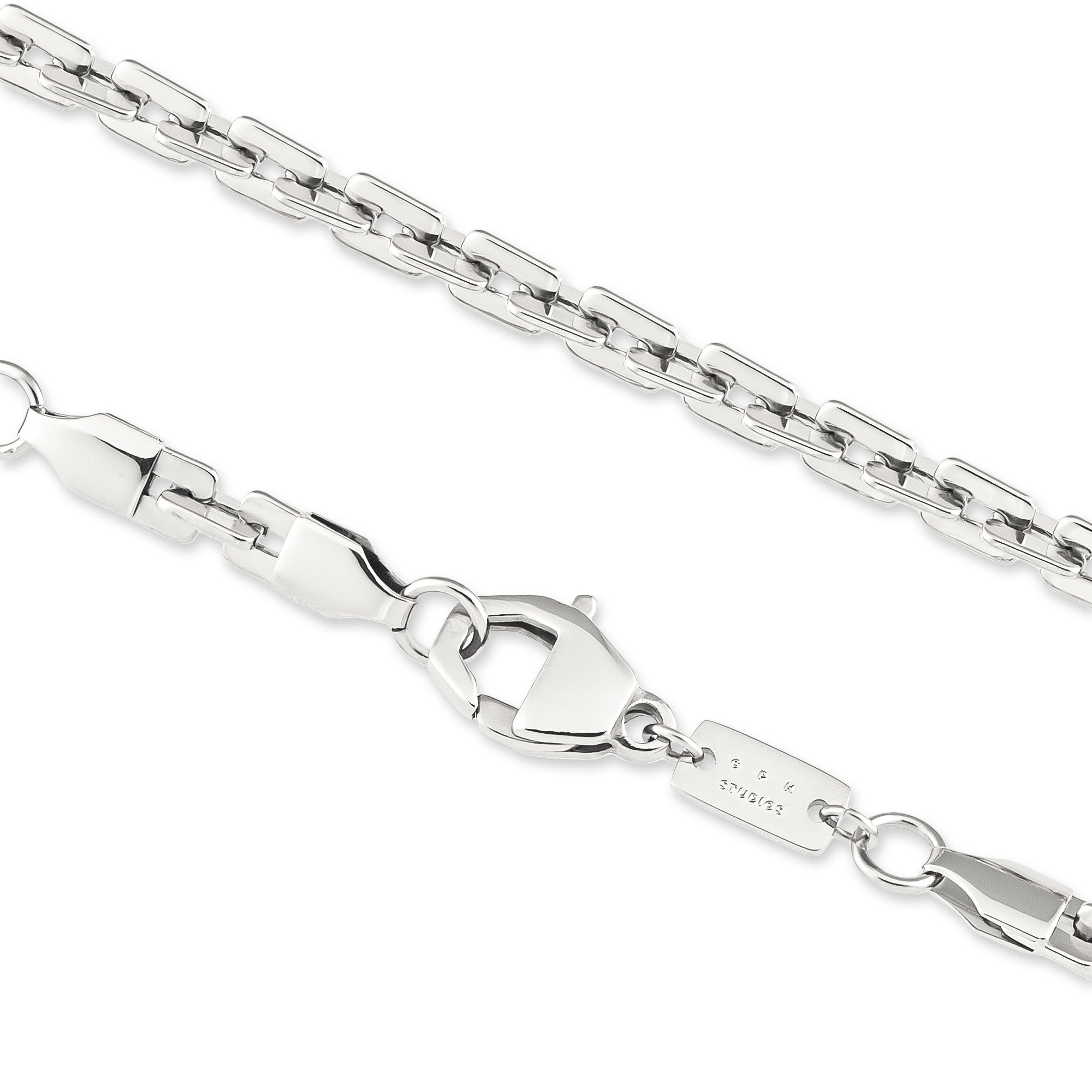Nahaufnahme der COPENHAGEN STUDIOS Halskette - Edgy Necklace von Copenhagen Studios. Die glänzende Silberkette mit Karabinerverschluss auf weißem Hintergrund unterstreicht ihre moderne Ästhetik.