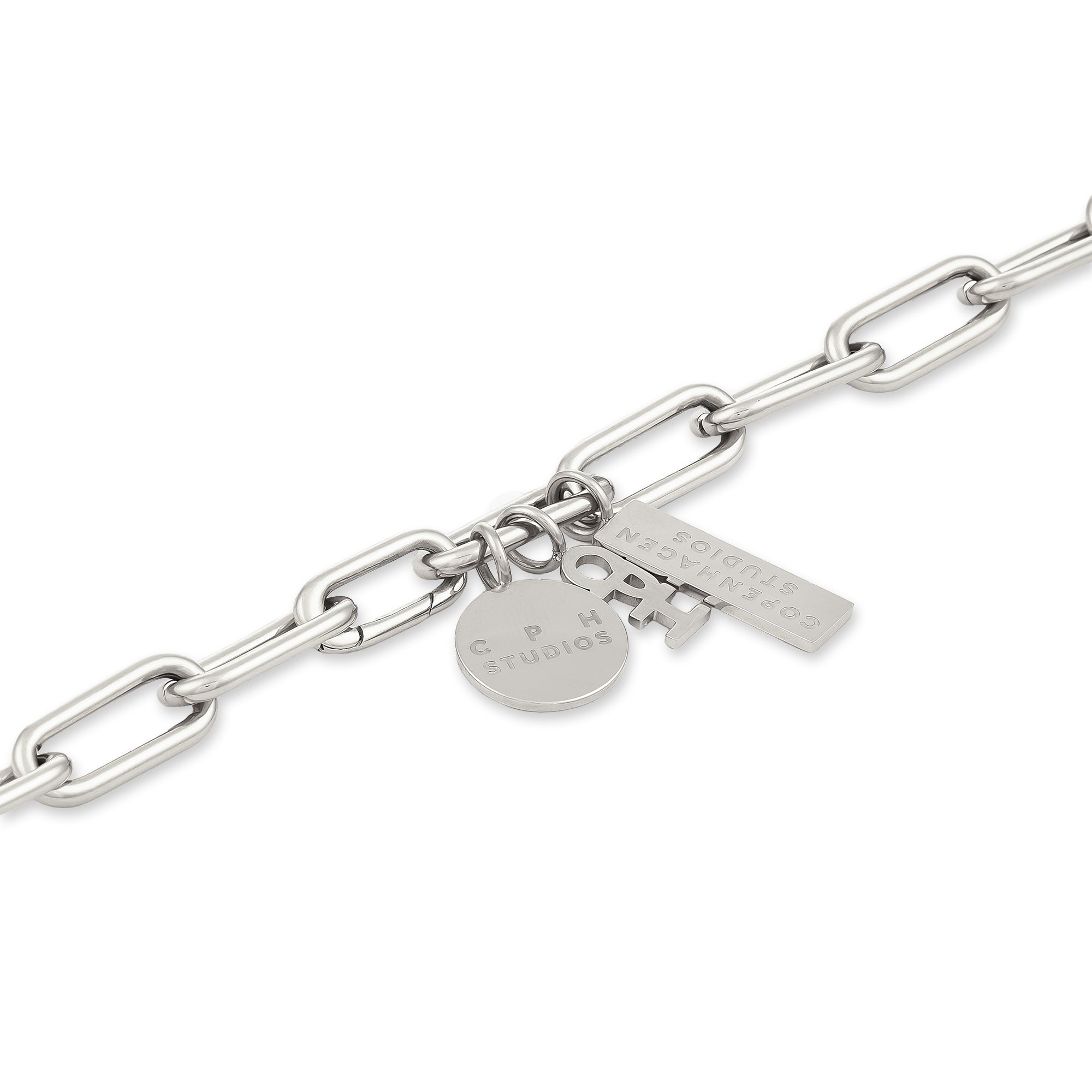 COPENHAGEN STUDIOS Halskette - Bold Set by Copenhagen Studios: Silberkette mit rechteckigen und runden gravierten Anhängern, einem charakteristischen Anhänger und einem Design, das von der kultigen Bold Link Necklace inspiriert ist.