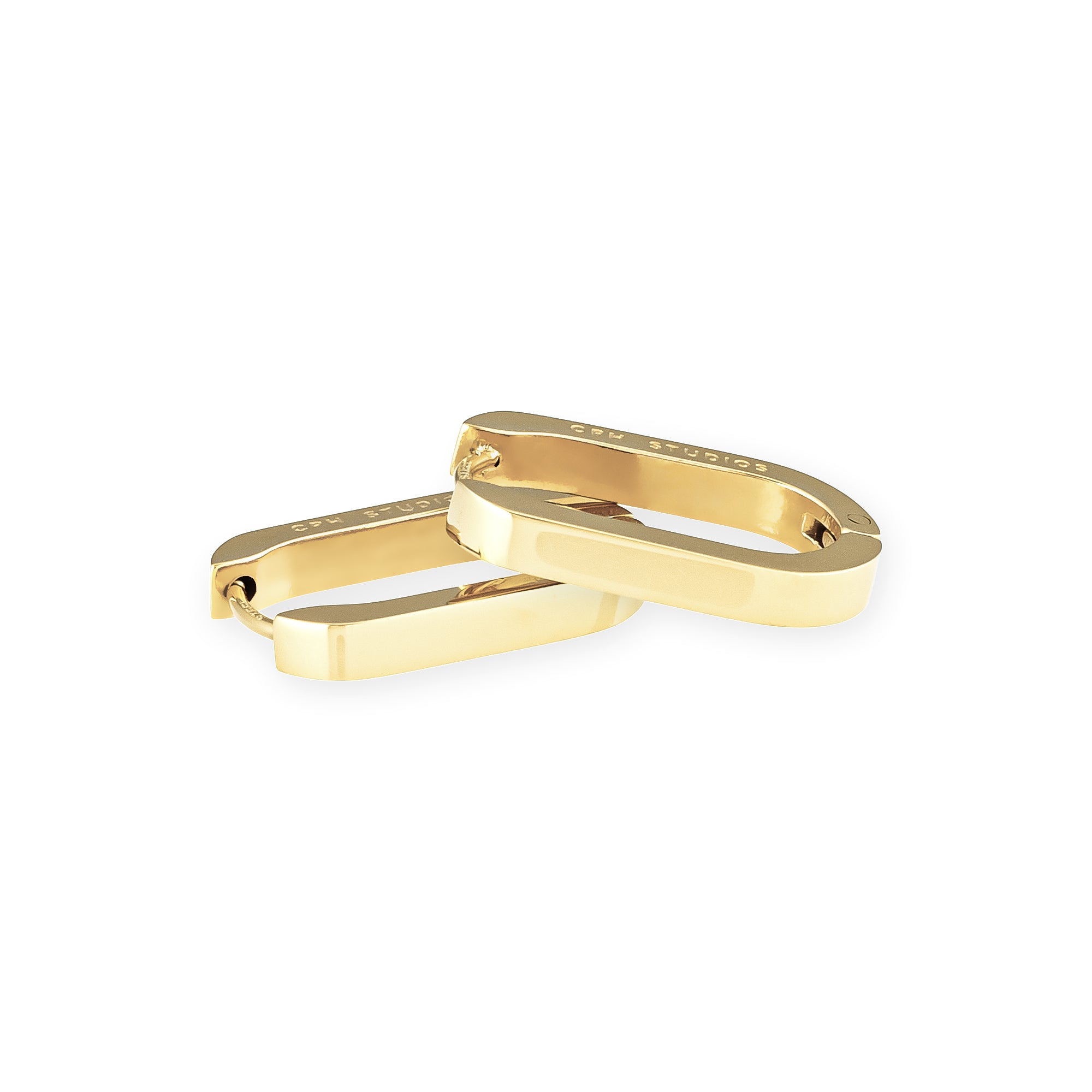 Ein Paar goldene COPENHAGEN STUDIOS Creole - Bold Set Reifen von Copenhagen Studios mit einem polierten, minimalistischen Design, überlappend auf einem weißen Hintergrund.