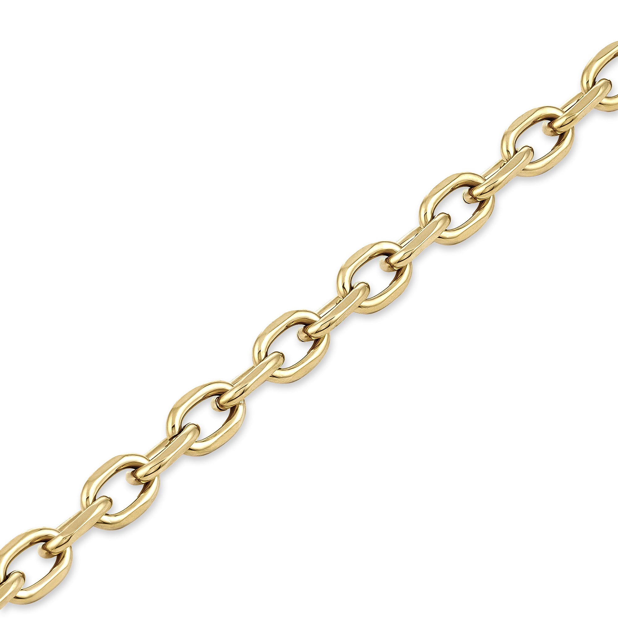 Nahaufnahme einer goldenen, ovalen Halskette -COPENHAGEN STUDIOS Halskette - Basic Chains by Copenhagen Studios, ein auffälliges Schmuckstück auf weißem Hintergrund.