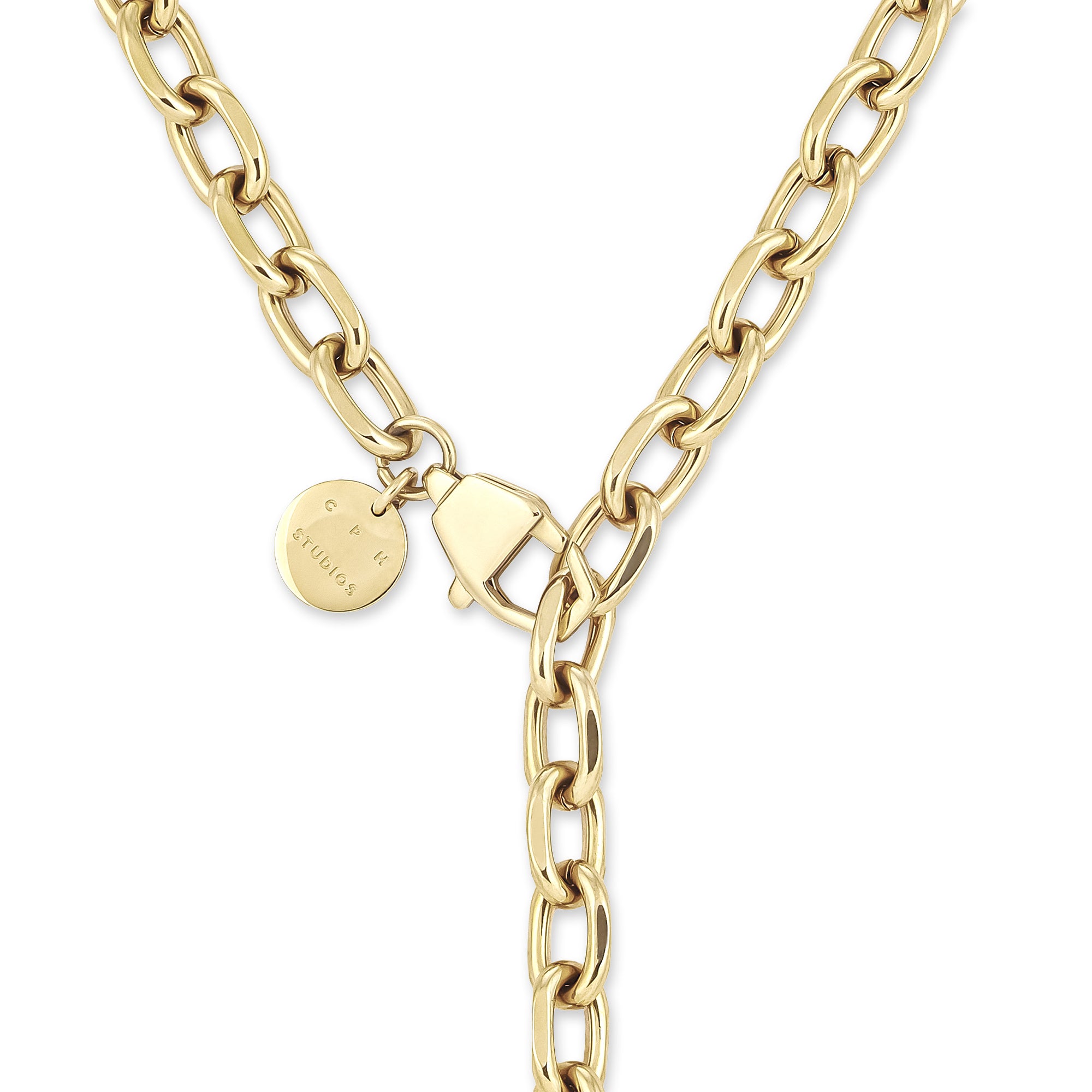 COPENHAGEN STUDIOS Halskette - Basic Chains von Copenhagen Studios besteht aus einer goldenen Kette mit einem runden, gravierten Anhänger und einem herzförmigen Verschluss - ideal als klobige Statement-Kette.