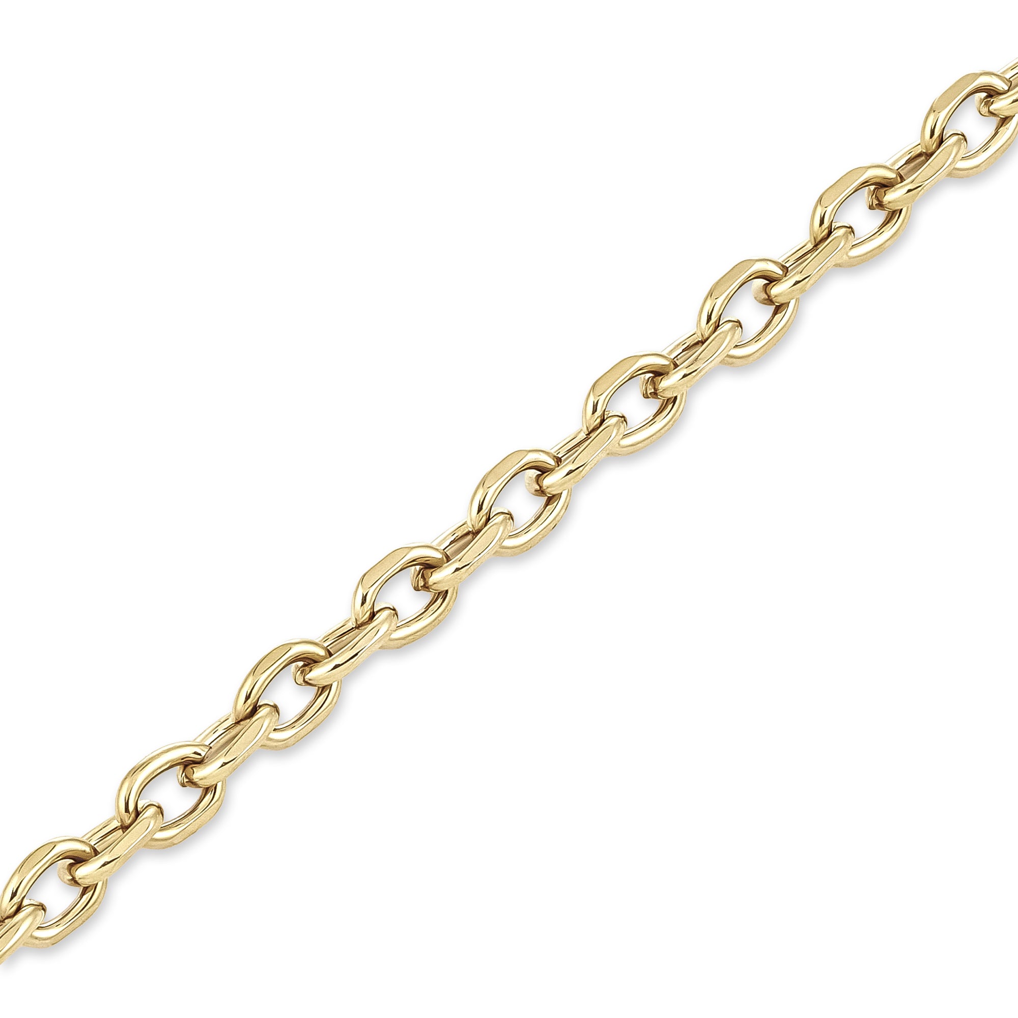 Nahaufnahme der COPENHAGEN STUDIOS Halskette - Basic Chains von Copenhagen Studios mit ovalen Gliedern, die vor einem strahlend weißen Hintergrund für einen starken Auftritt sorgen.