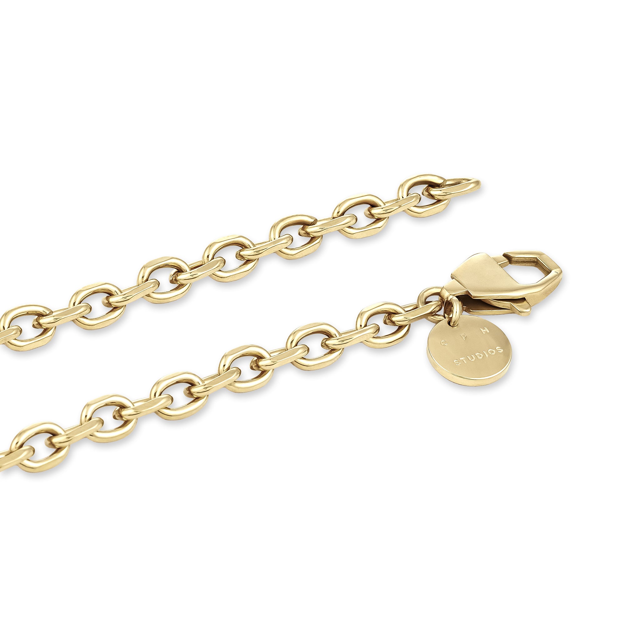 COPENHAGEN STUDIOS Halskette - Basic Chains von Copenhagen Studios hat runde Glieder, einen Karabinerverschluss und ein eingraviertes Etikett - eine zeitlose Statement-Halskette, die zu jedem Anlass passt.