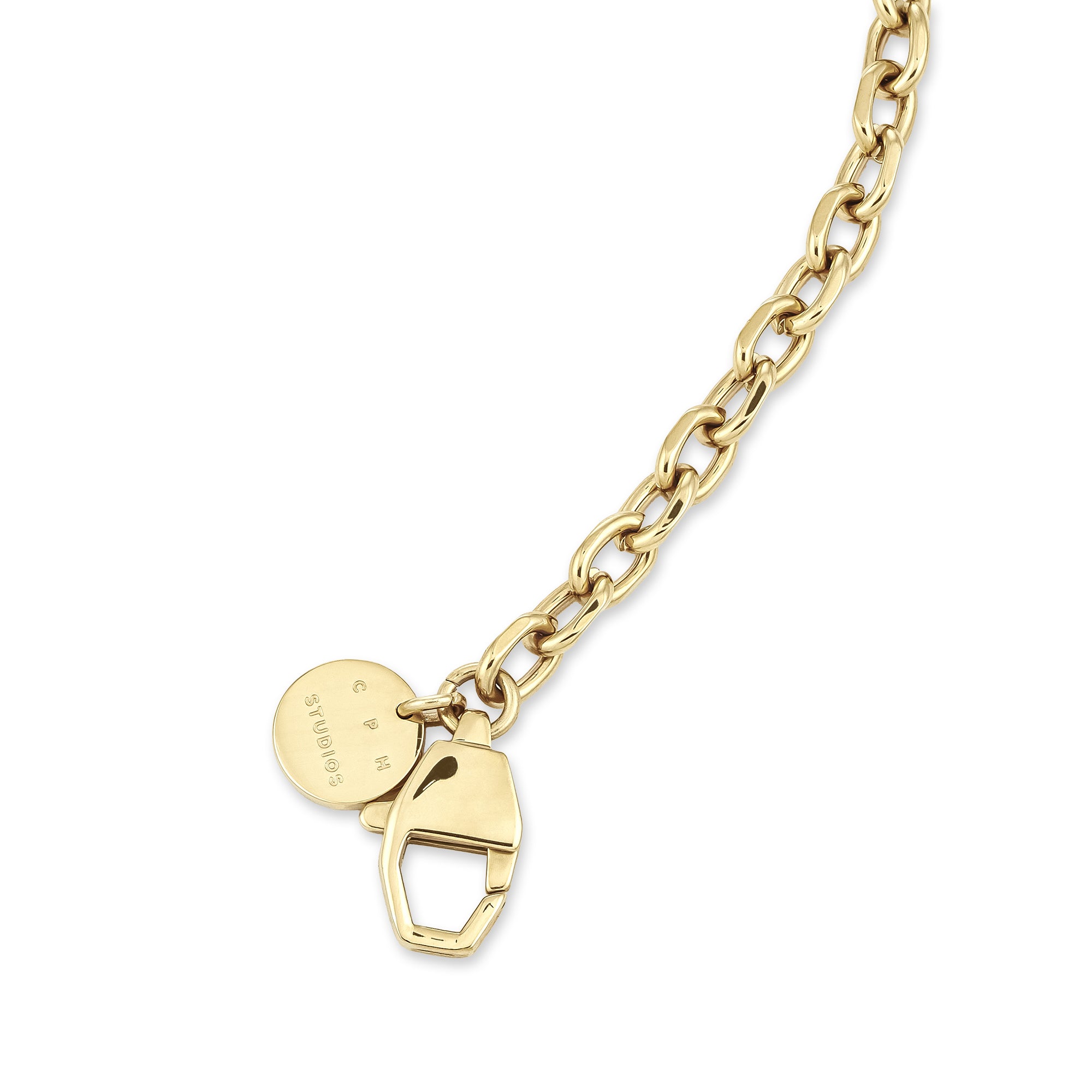 COPENHAGEN STUDIOS Halskette - Basic Chains von Copenhagen Studios besteht aus einer goldenen Kette mit einem runden Anhänger und einem einzigartigen geometrischen Verschluss, der die Kette zu einem echten Statement auf weißem Hintergrund macht.