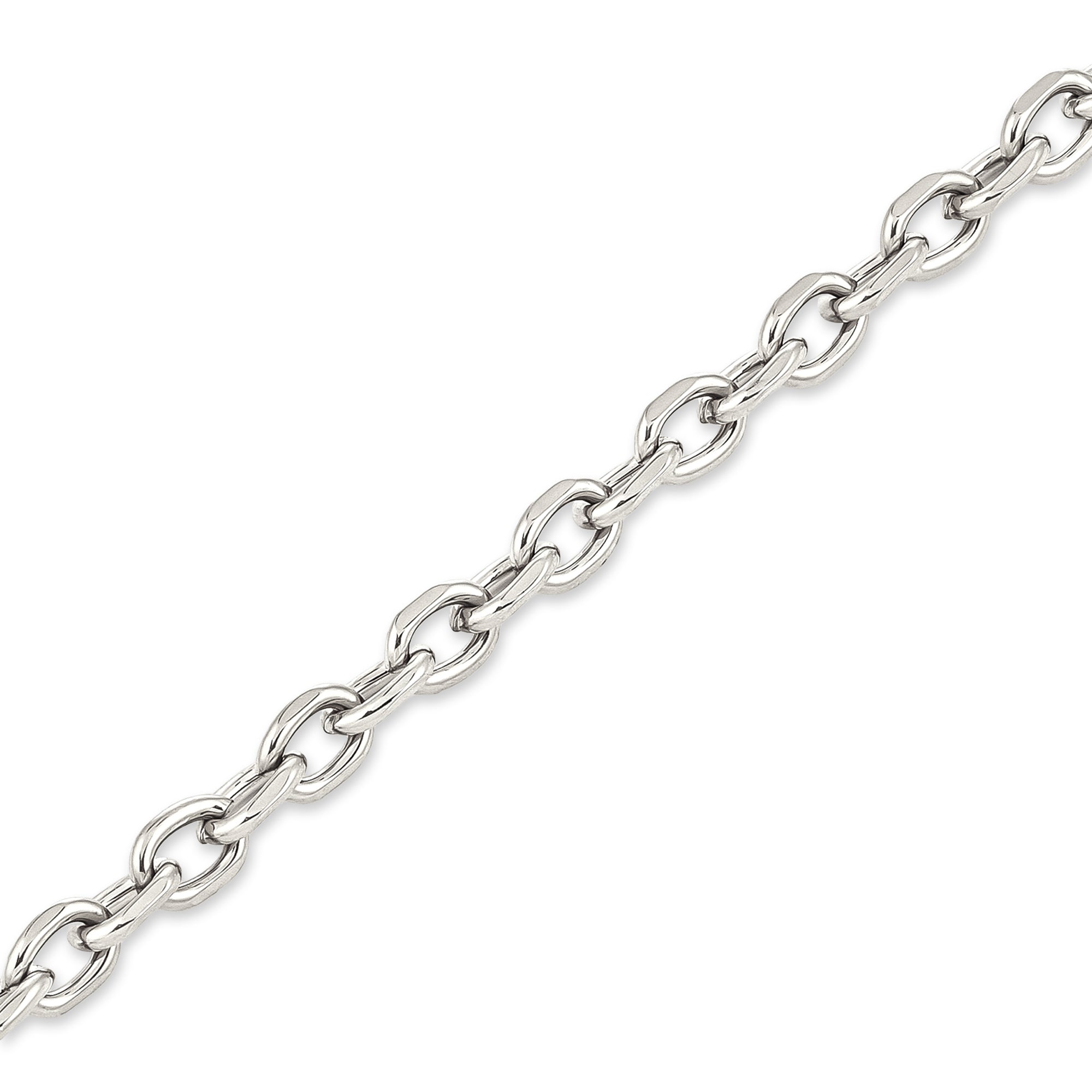 Nahaufnahme des Armbands COPENHAGEN STUDIOS - Basic Chains von Copenhagen Studios mit ovalen Gliedern, die diagonal auf weißem Grund angeordnet sind - ein ideales Statement-Stück.