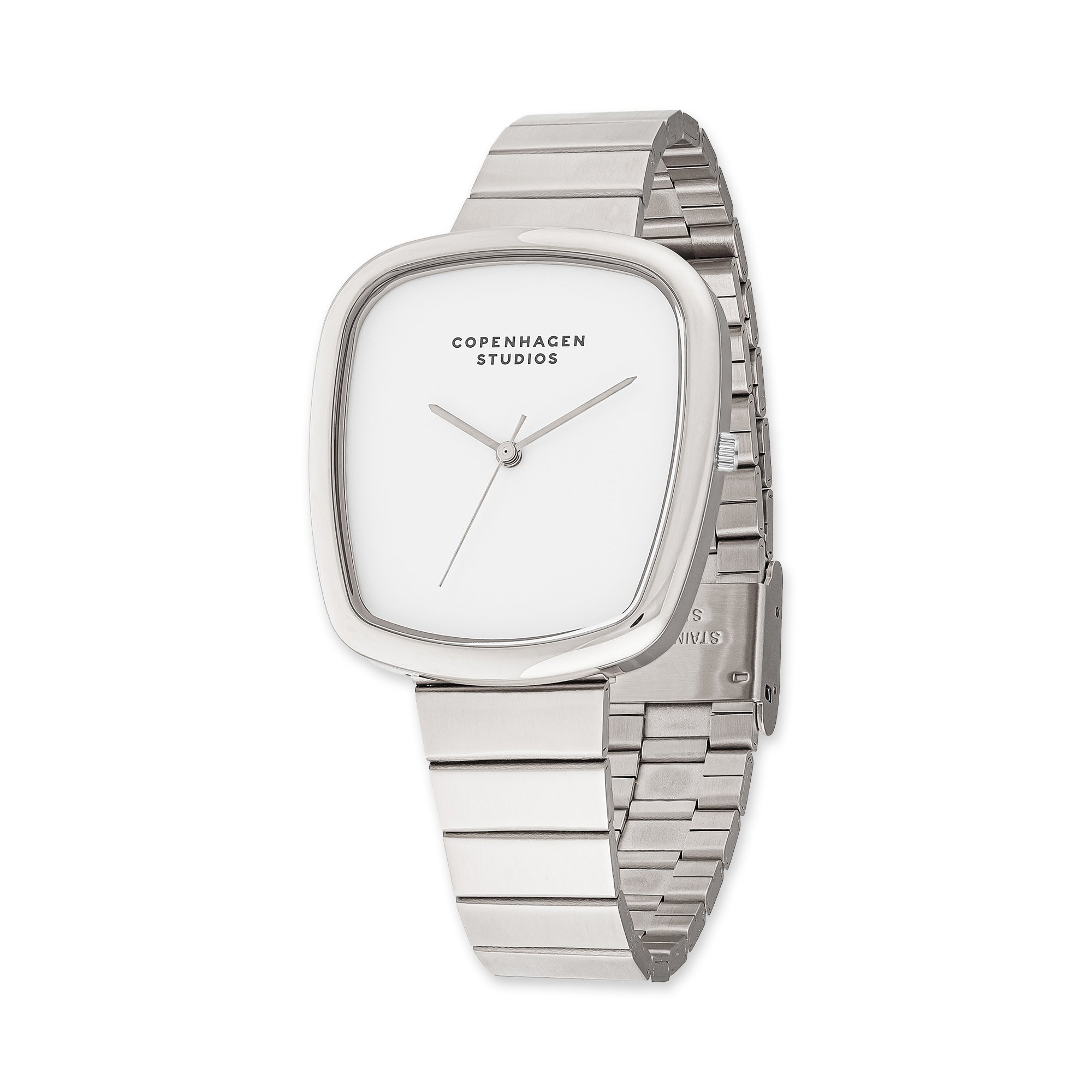 Die COPENHAGEN STUDIOS Armbanduhr - Curved Watch von Copenhagen Studios hat ein silbernes, quadratisches Gehäuse, ein weißes Zifferblatt, ein Gliederarmband aus Metall und zeigt 10:08 an - ein modernes Design, inspiriert von der Eleganz von COPENHAGEN STUDIOS.
