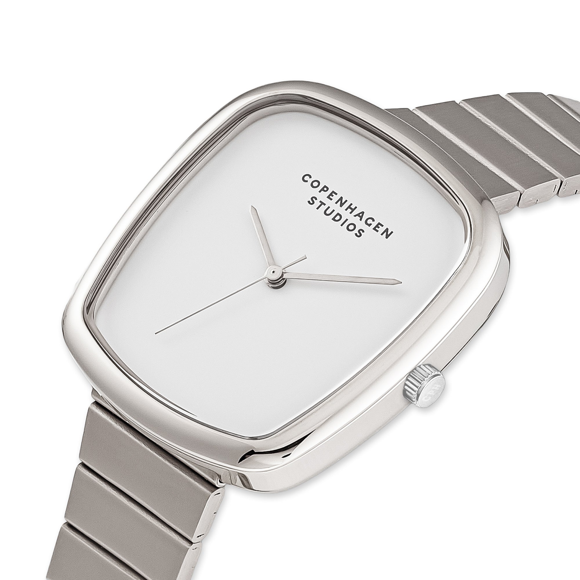 Die COPENHAGEN STUDIOS Armbanduhr - Curved Watch ist eine minimalistische silberne Damenuhr mit einem quadratischen Zifferblatt und dem Copenhagen Studios Logo auf einem strahlend weißen Zifferblatt.
