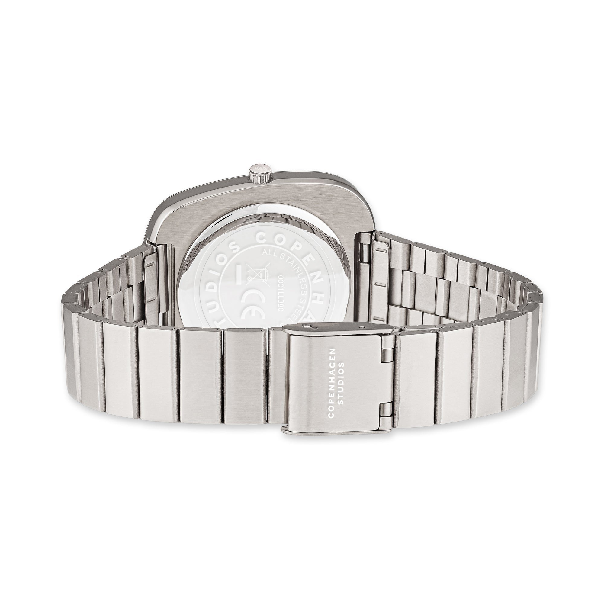 Die COPENHAGEN STUDIOS Armbanduhr - Curved Watch von Copenhagen Studios hat ein silbernes Metalldesign mit offenem Verschluss, gravierter Rückseite und geschwungenen Armbandgliedern - ein zeitloses Accessoire.