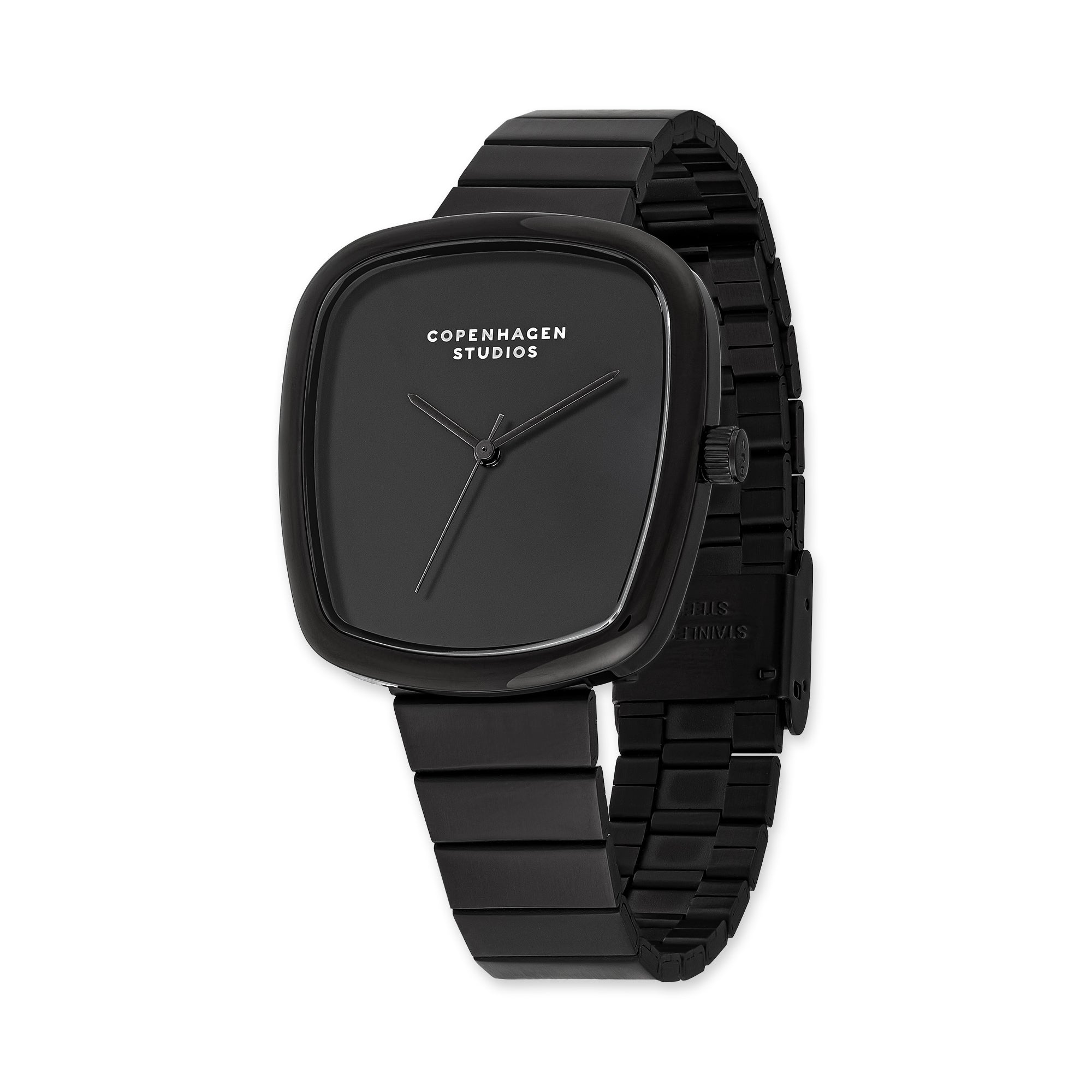 Die COPENHAGEN STUDIOS Armbanduhr - Curved Watch von Copenhagen Studios ist eine schwarze Damenuhr mit quadratischem Zifferblatt, minimalistischem Design und dem Markennamen auf dem Zifferblatt.