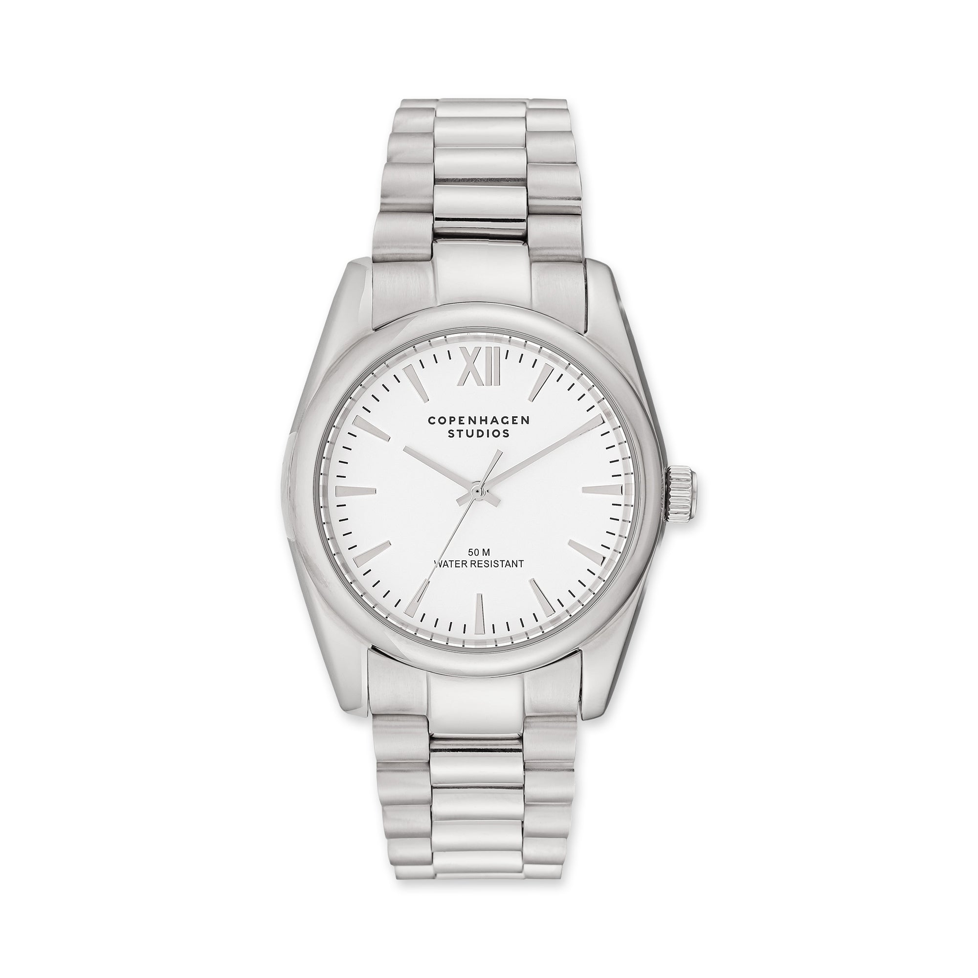 Die COPENHAGEN STUDIOS Armbanduhr - Round Watch von Copenhagen Studios hat ein silbernes Metallband, ein weißes Zifferblatt und minimale schwarze Markierungen - eine elegante Uhr mit der Anzeige 10:08.