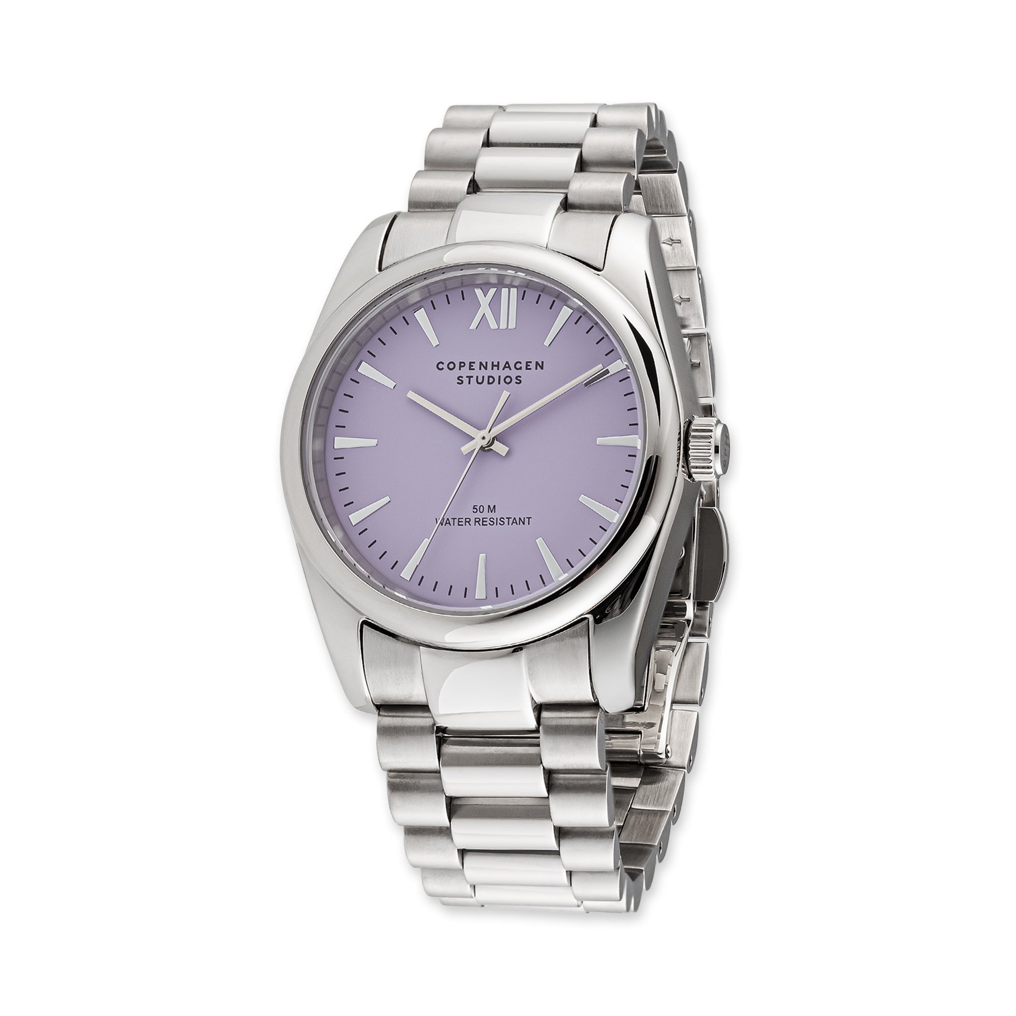 Die COPENHAGEN STUDIOS Armbanduhr ist eine runde, silberne Uhr von Copenhagen Studios mit einem lavendelfarbenen Zifferblatt mit Markenlogo - ein elegantes Accessoire, das sich ideal für den Alltag eignet.