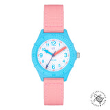 Cool Time Kids Armbanduhr mit blauen Indizes, blauem Gehäuse aus recycelten PET-Flaschen mit Topring und rosa Textilband aus recycelten Fischernetzen; Produktbild