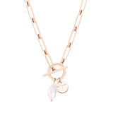 Tamaris Halskette bestehend aus einer roségoldenen Gliederkette mit Logo-Charm, Freshwater Pearl und T-Bar-Verschluss; Produktbild