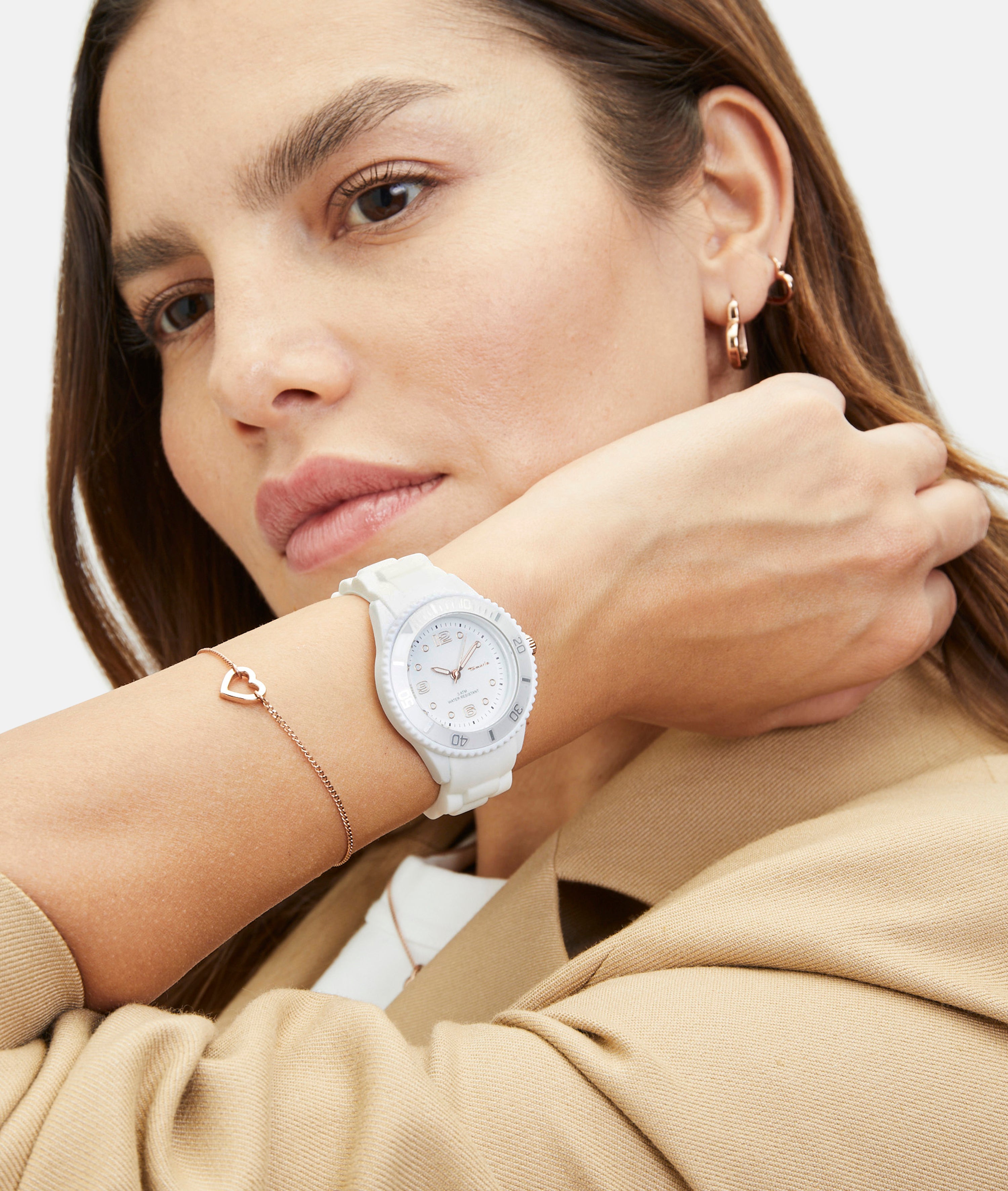 Tamaris Modelbild, weiße Silikonuhr und Herz-Armband