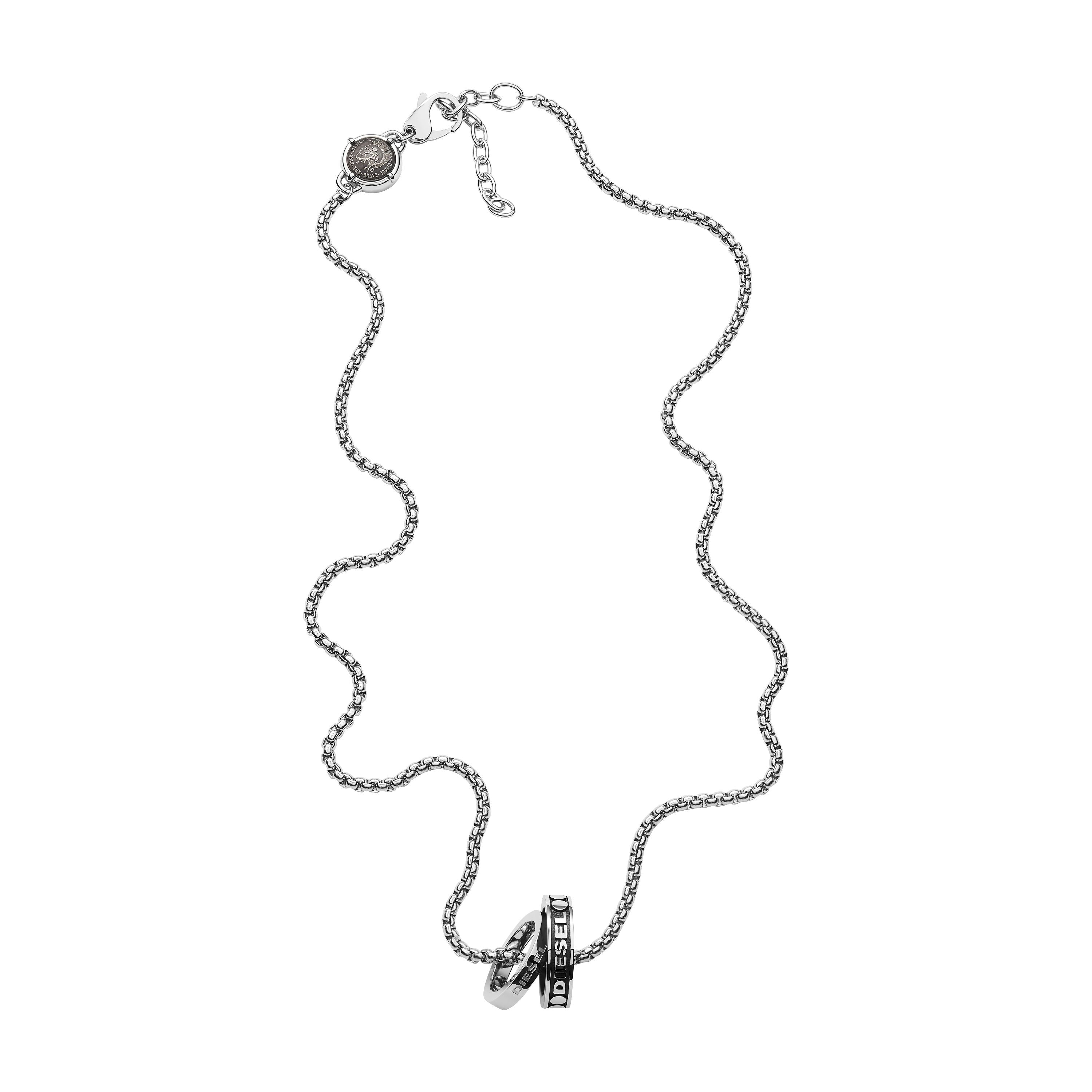 Die Diesel Halskette - The Logo Rings besticht durch zwei ineinandergreifende, gravierte Ringe. Dieses Schmuckstück von Diesel verbindet modernes Design mit zeitloser Eleganz und ist ein echtes Highlight für jeden Look.