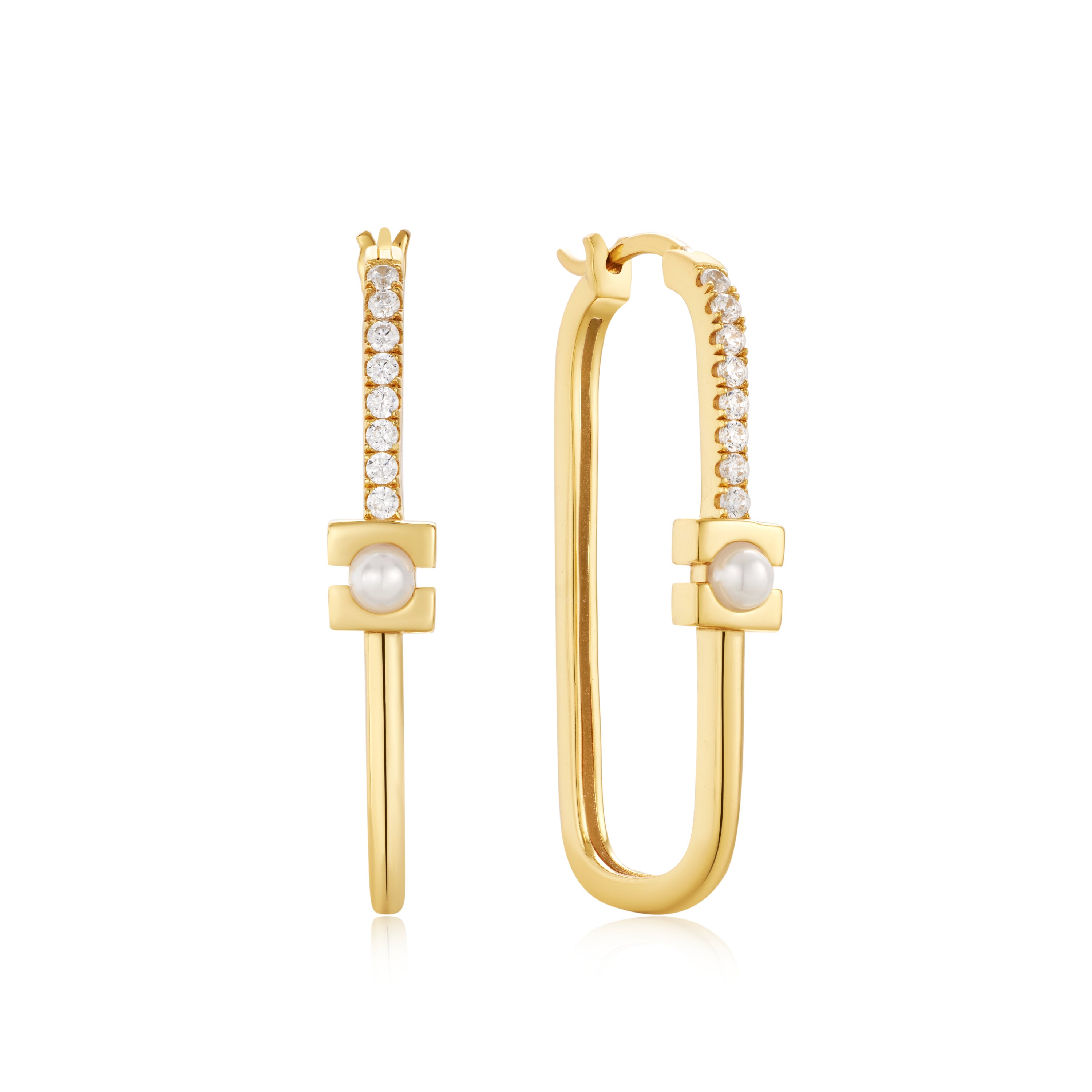 Die Ania Haie Ohrringe "Gold Pearl Modernist Oval Hoop" aus 14K-vergoldetem Sterlingsilber mit kleinen Perlen und funkelnden Zirkonia, präsentiert auf weißem Hintergrund.