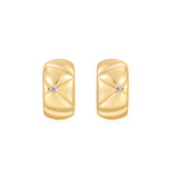 Die Ania Haie Ohrringe - Gold Kiss Hoops von Ania Haie sind goldene Ohrringe aus 925er Sterling Silber, die mit einem Sternenmuster und einem kleinen Diamanten in der Mitte auf weißem Grund versehen sind.