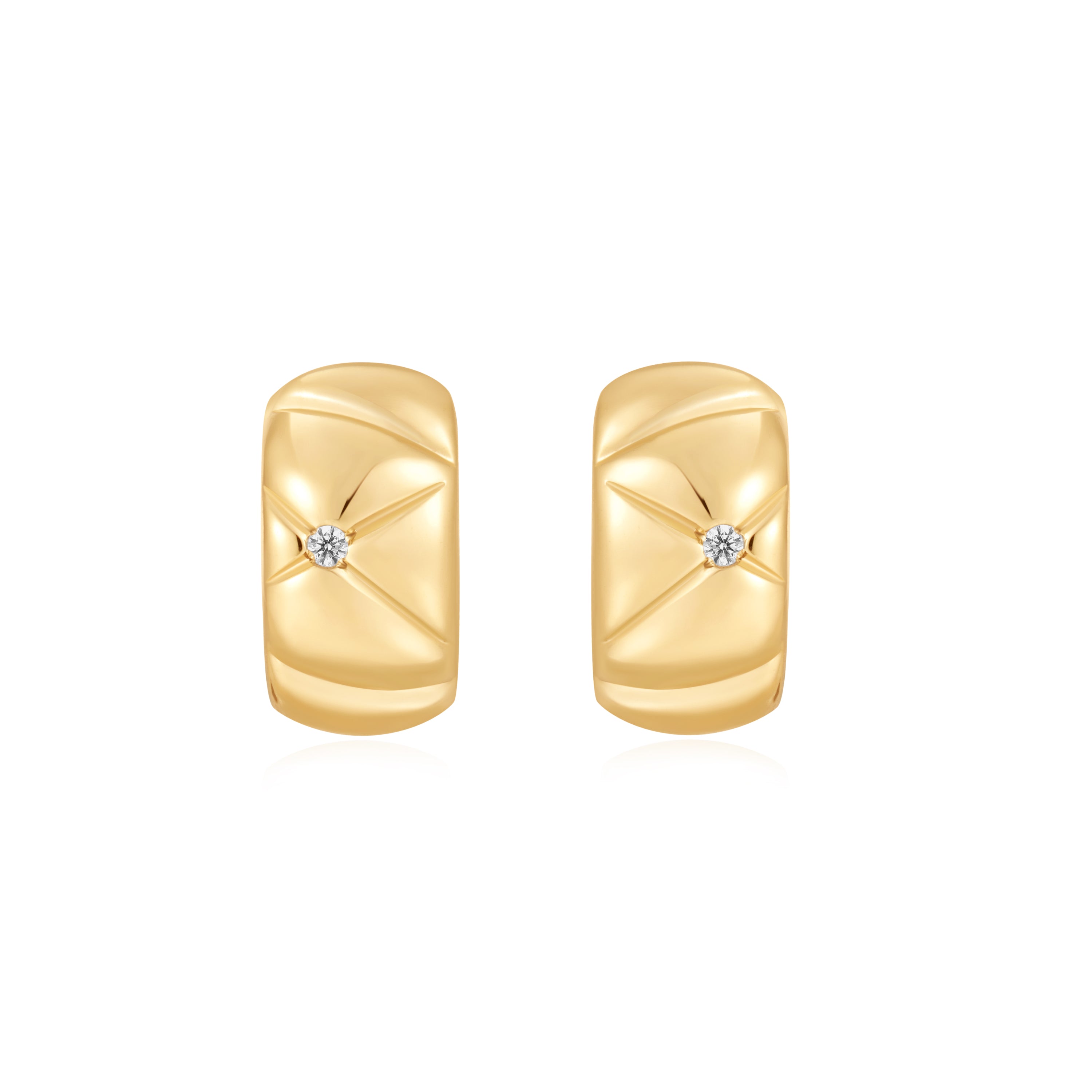 Die Ania Haie Ohrringe - Gold Kiss Hoops von Ania Haie sind goldene Ohrringe aus 925er Sterling Silber, die mit einem Sternenmuster und einem kleinen Diamanten in der Mitte auf weißem Grund versehen sind.