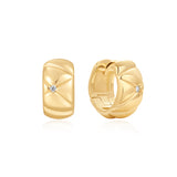 Die Ania Haie Gold Kiss Hoops sind auffällige Ohrringe in Gold mit Steppmuster, die in der Mitte jeweils einen funkelnden Zirkonoxid-Stein aufweisen.