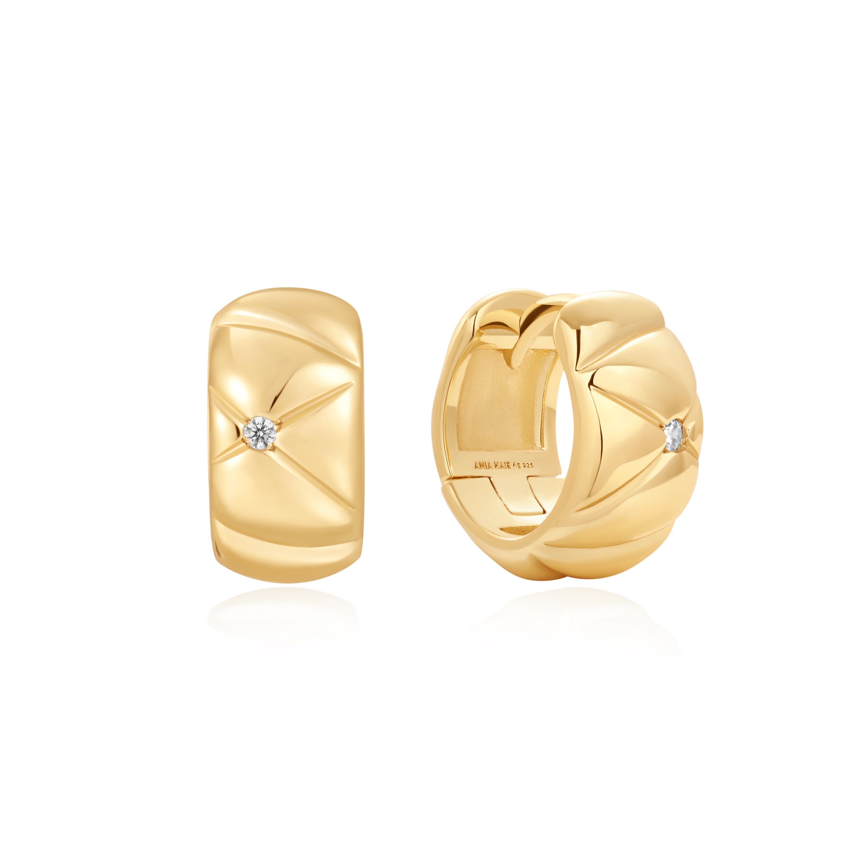 Die Ania Haie Gold Kiss Hoops sind auffällige Ohrringe in Gold mit Steppmuster, die in der Mitte jeweils einen funkelnden Zirkonoxid-Stein aufweisen.