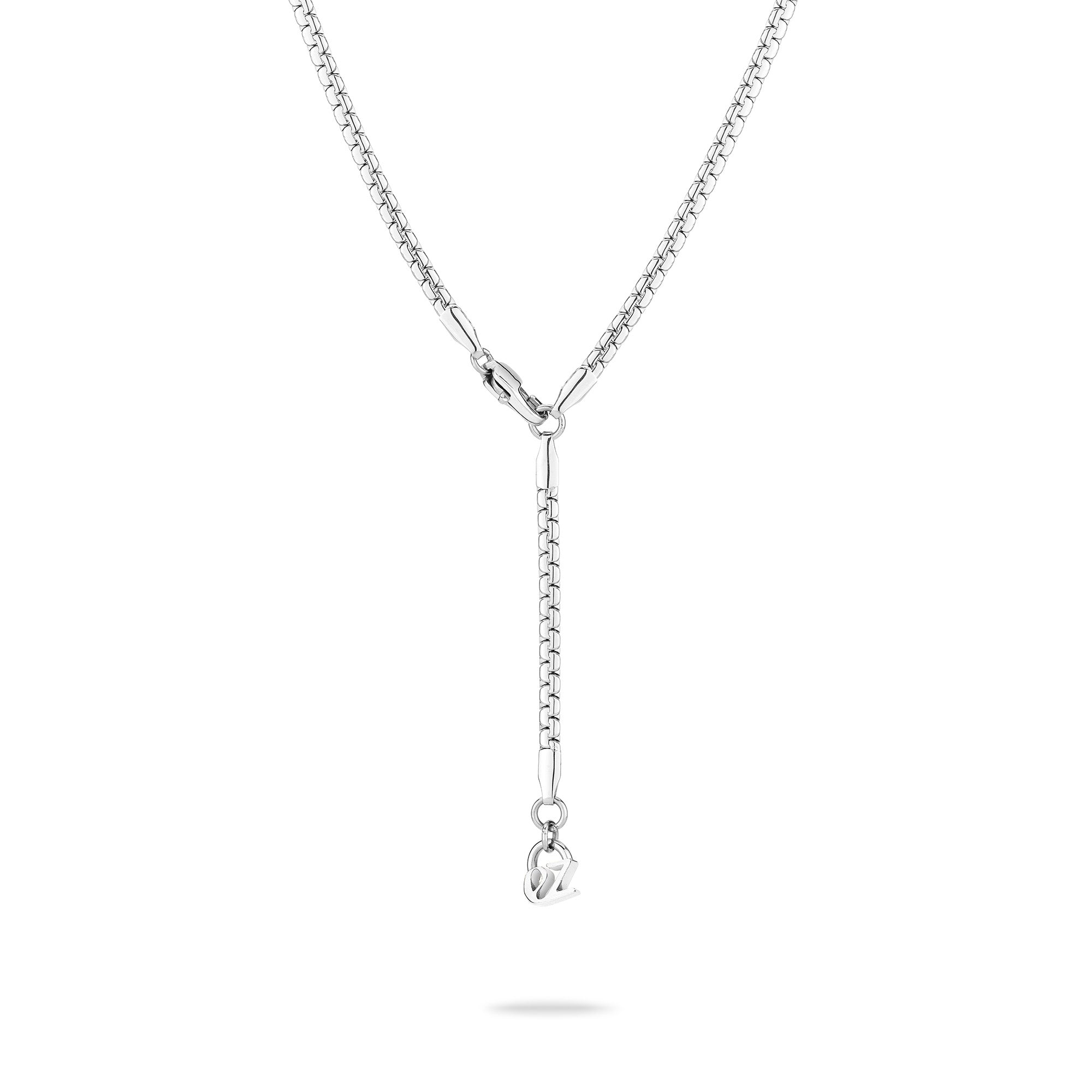 Die Echtzeit Halskette - The Sleek One von Echtzeit verfügt über einen silbernen Y-förmigen Tropfen und einen Karabinerverschluss, ideal für stilvolles Layering. Abgebildet auf weißem Hintergrund.