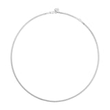 Die Echtzeit Halskette - The Sleek One von Echtzeit ist eine schlanke silberne Collier-Kette mit dezentem Verschluss - ideal für einen stilvollen Layering-Look. Abgebildet auf weißem Hintergrund.
