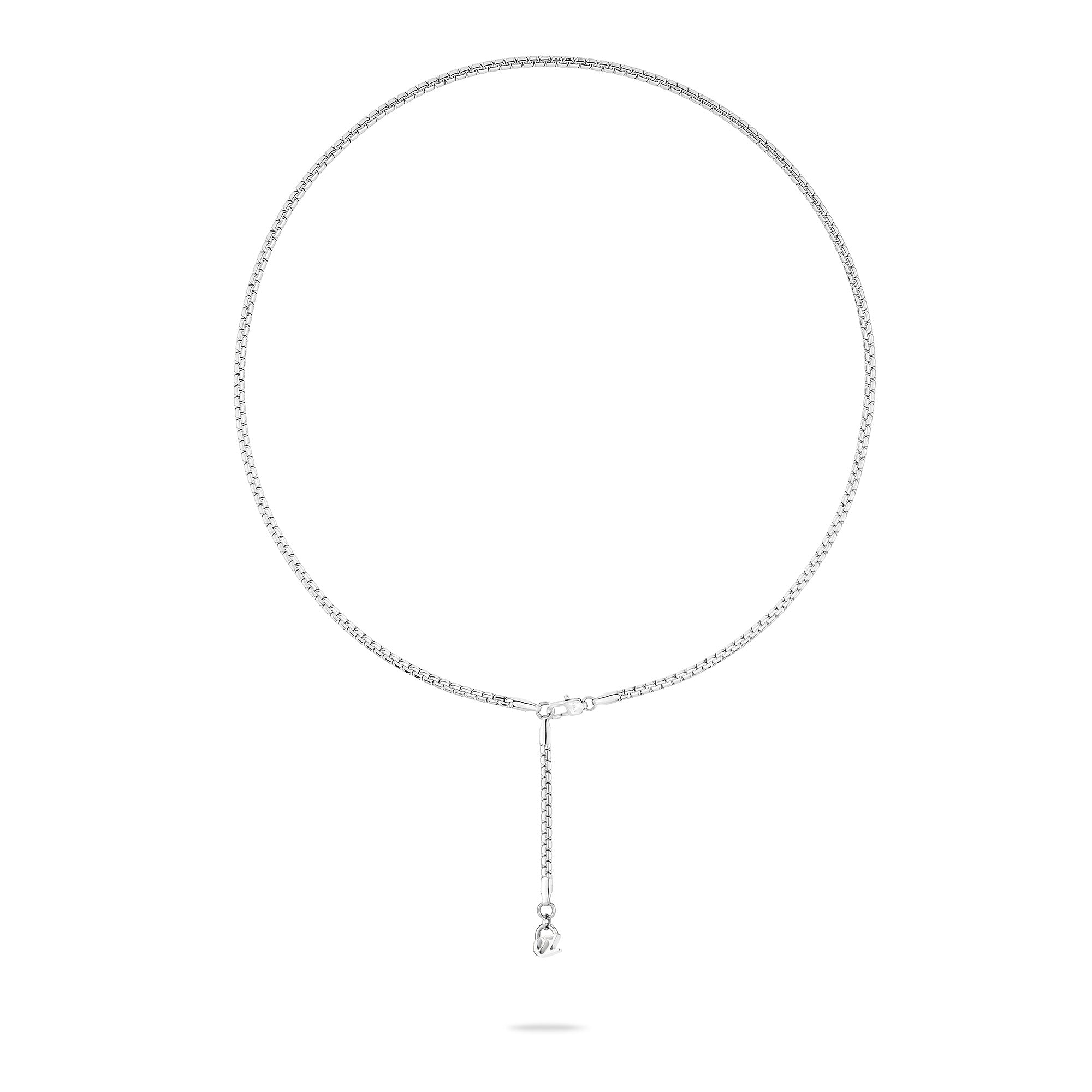 Die Echtzeit Halskette - The Sleek One von Echtzeit ist eine schlichte, silberne Halskette mit verstellbarem Band und kleinem Anhänger, ideal für schicke Lagenlooks, abgebildet auf einem schlichten weißen Hintergrund.