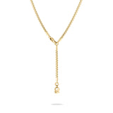 Die Echtzeit Halskette - The Sleek One von Echtzeit ist eine goldene Collierkette mit einem Tropfen-Detail und einem kleinen "L"-Anhänger, ideal für stilvolle Lagenlooks und auf weißem Hintergrund.