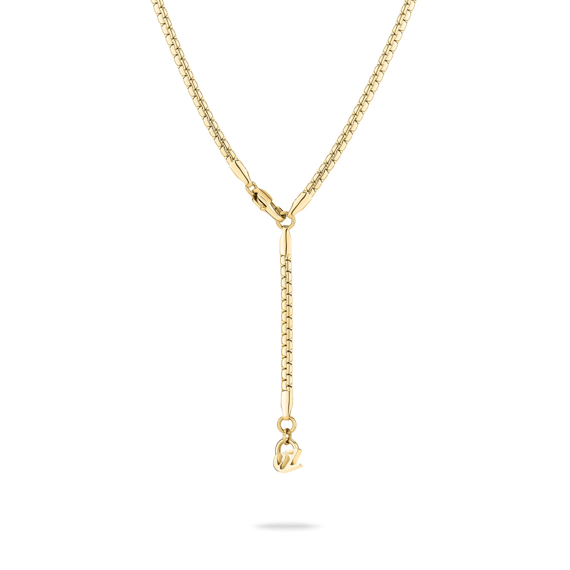 Die Echtzeit Halskette - The Sleek One von Echtzeit ist eine goldene Collierkette mit einem Tropfen-Detail und einem kleinen "L"-Anhänger, ideal für stilvolle Lagenlooks und auf weißem Hintergrund.
