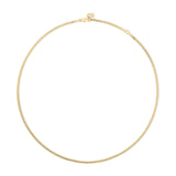 Die Echtzeit Halskette - The Sleek One von Echtzeit ist eine dünne goldene Halskette mit einem einfachen Verschluss, ideal für schicke Lagenlooks und auf weißem Hintergrund.