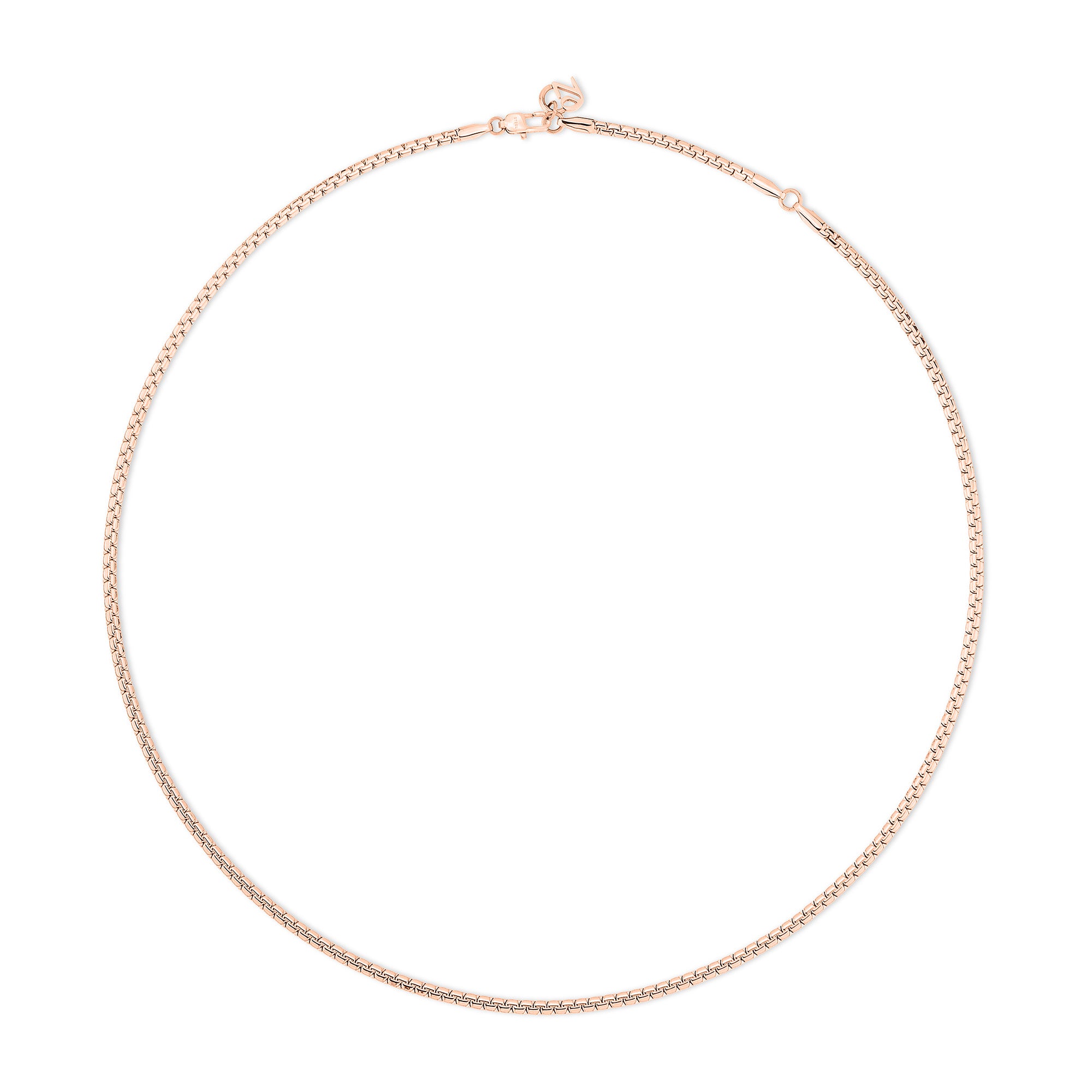 Die Echtzeit Halskette - The Sleek One von Echtzeit ist eine dünne roségoldene Halskette mit Karabinerverschluss in runder Form auf weißem Grund - ideal für den trendigen Lagenlook.