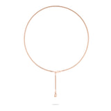 Die Echtzeit Halskette - The Sleek One von Echtzeit ist eine zarte roségoldene Halskette mit einer baumelnden vertikalen Kette und einem kleinen Anhänger, die sich perfekt zum Übereinanderlegen eignet und auf weißem Hintergrund abgebildet ist.