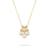 Die Echtzeit Halskette - Like Diamonds von Echtzeit besticht mit drei unterschiedlich großen Tropfenanhängern und ist das perfekte, zeitlose Accessoire für einen dezent eleganten Look.