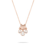 Die Echtzeit Halskette - Like Diamonds von Echtzeit präsentiert drei tropfenförmige Anhänger in Diamantoptik an zarter Kette - ein zeitloses Accessoire, ideal für jeden Anlass und stilvoll vor weißem Hintergrund in Szene gesetzt.