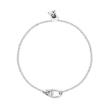 Das Echtzeit Armband - Like Diamonds von Echtzeit besteht aus einer zarten Silberkette mit ineinandergreifenden ovalen Gliedern, inspiriert vom Unendlichkeitssymbol. Dieser zeitlose Damenschmuck wird mit einem Verschluss für elegantes Tragen im Alltag gesichert.