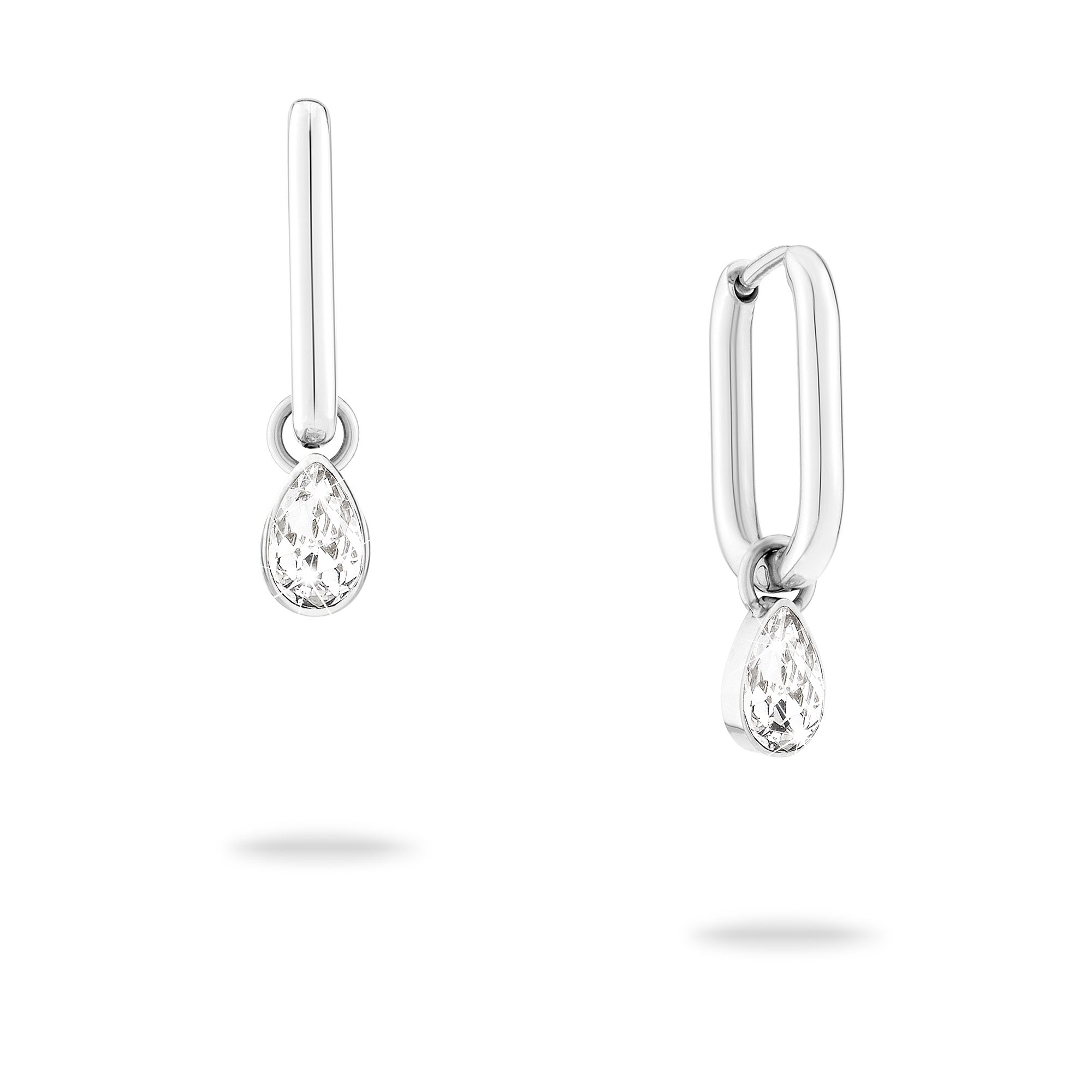 Die Echtzeit Creole - Like Diamonds Ohrringe von Echtzeit sind mit tropfenförmigen Edelsteinen besetzt, die an jedem Silberring hängen und auf einem strahlend weißen Hintergrund zu sehen sind.