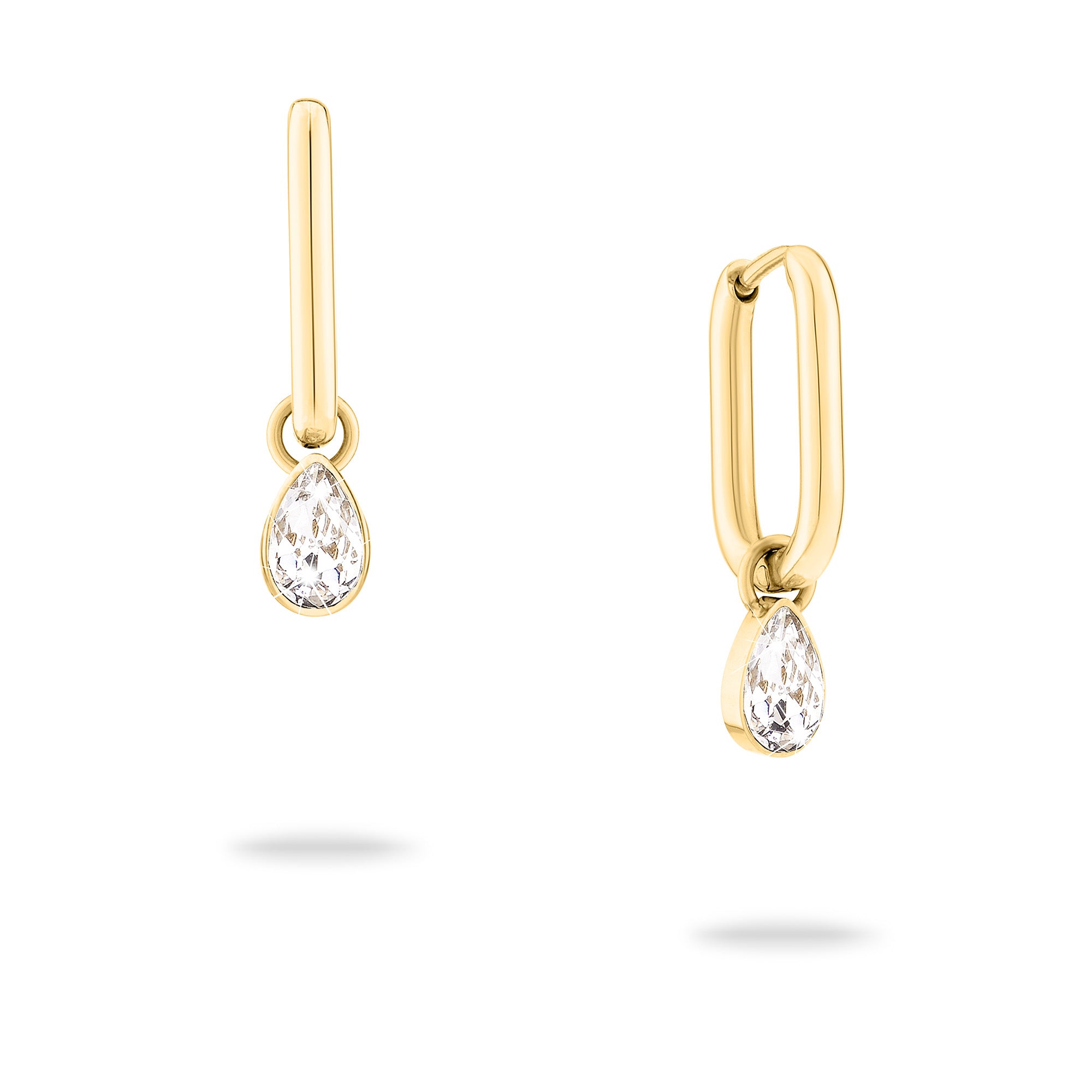 Echtzeit Creole - Wie Diamanten: Goldener Ohrring von Echtzeit mit tropfenförmigem, klar funkelndem Anhänger, auf weißem Hintergrund präsentiert.