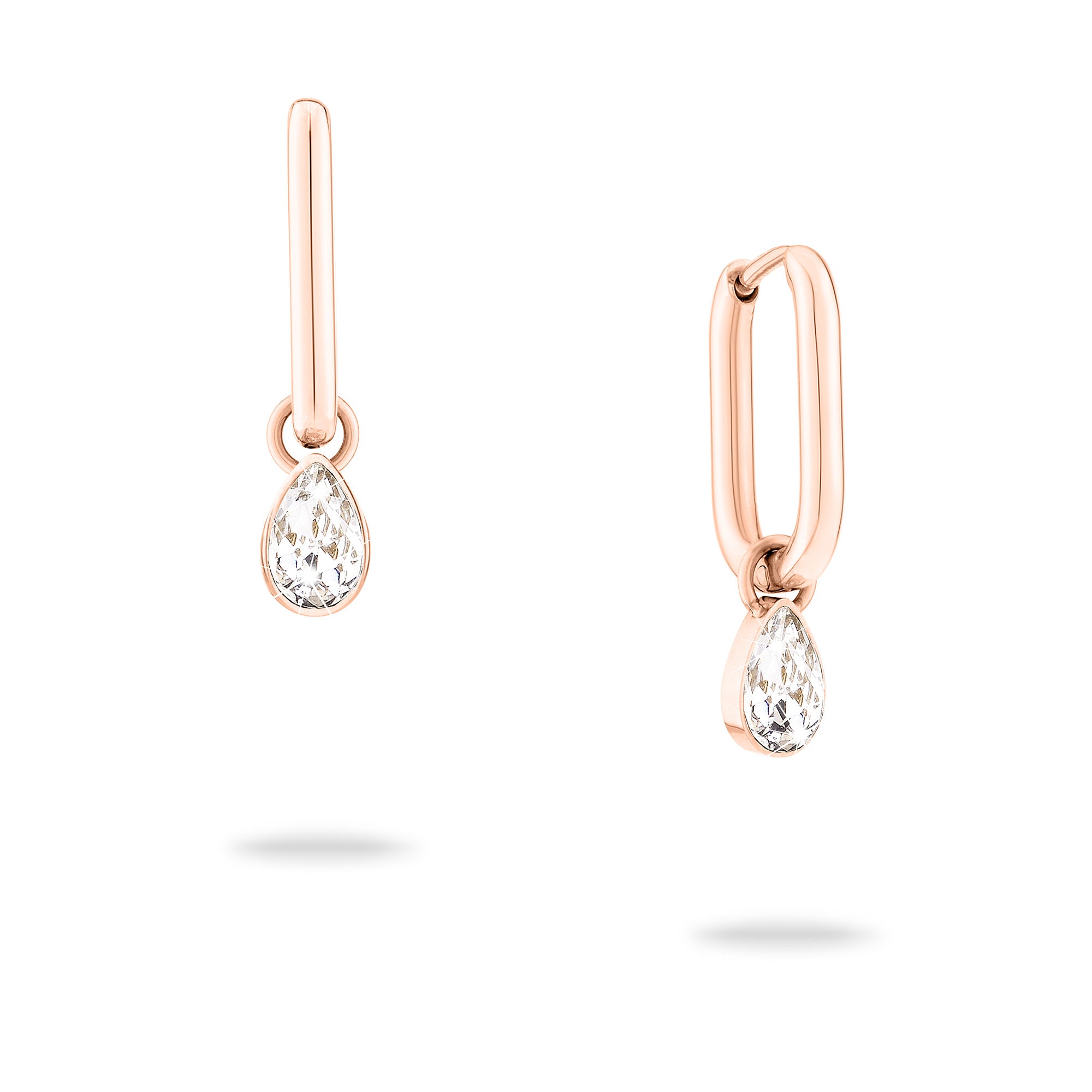 Roségold Echtzeit Creole - Like Diamonds Ohrring mit Tropfenanhänger und klaren Edelsteinen von Echtzeit, präsentiert auf weißem Hintergrund.