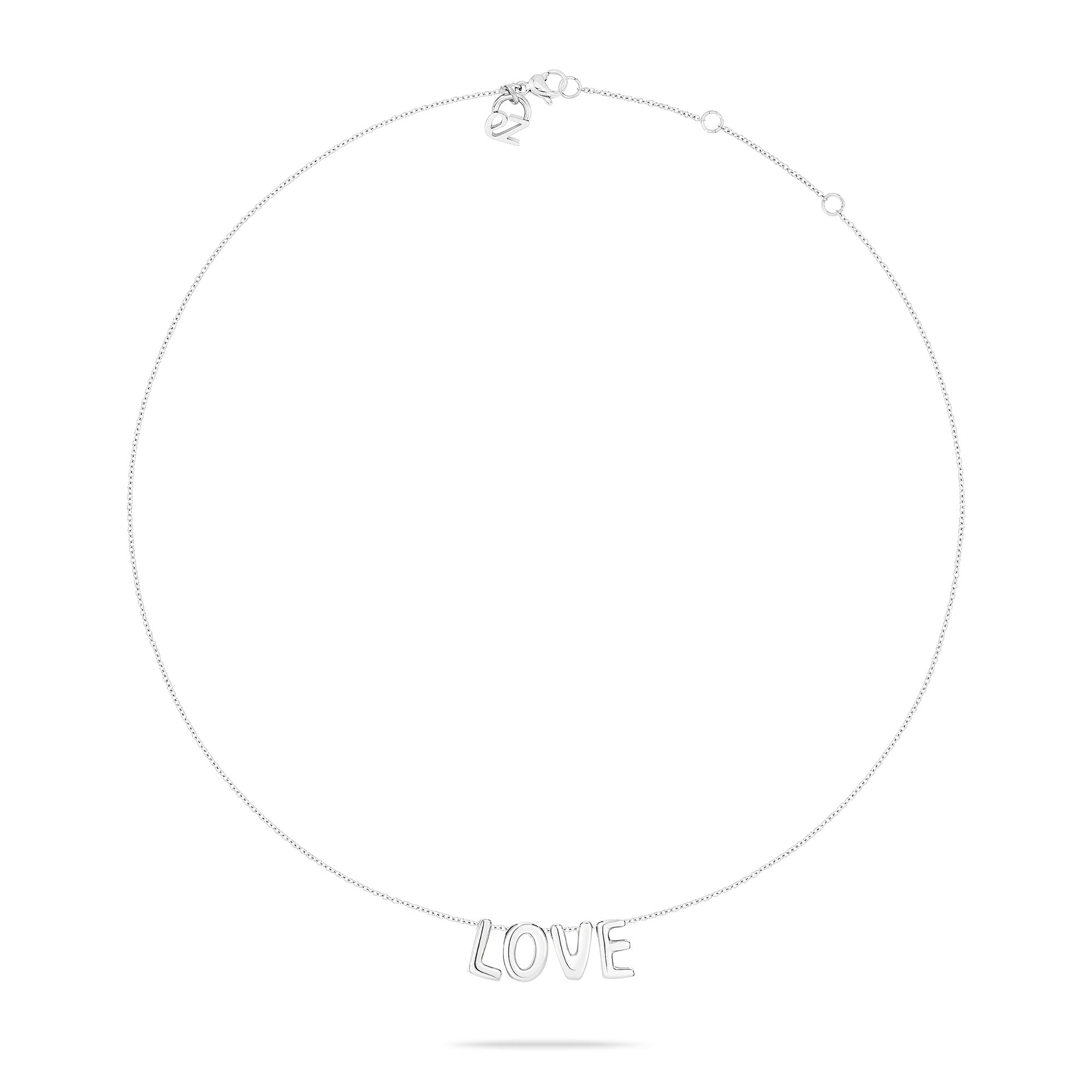 Die Echtzeit Halskette - Love Letters von Echtzeit besteht aus einer filigranen Silberkette mit einem Love Letters Anhänger, der auf einem weißen Hintergrund dargestellt ist.