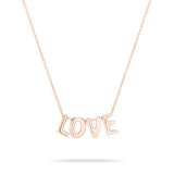Modisches Accessoire: Die Echtzeit Halskette - Love Letters von Echtzeit aus Roségold präsentiert elegante Letter-Anhänger an einer schlichten Kette, ideal vor weißem Hintergrund.