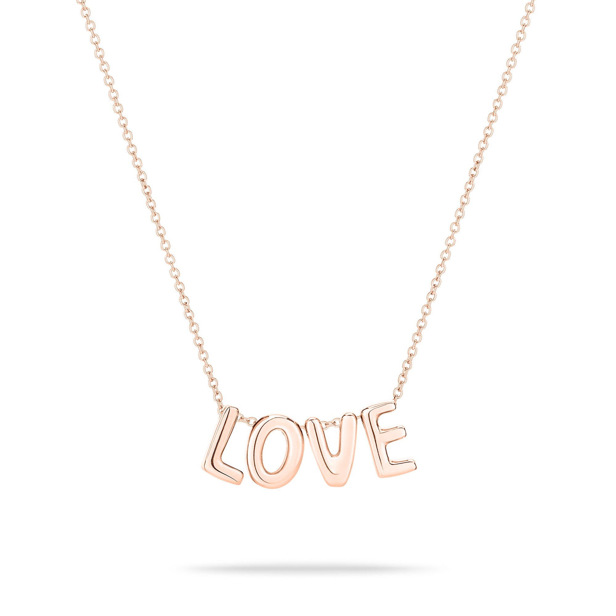 Modisches Accessoire: Die Echtzeit Halskette - Love Letters von Echtzeit aus Roségold präsentiert elegante Letter-Anhänger an einer schlichten Kette, ideal vor weißem Hintergrund.