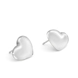 Echtzeit Ohrstecker - Puffy Heart: Silberne, herzförmige Ohrstecker mit glatter, glänzender Oberfläche von Echtzeit - ideal als romantisches Accessoire für jeden Anlass. Auf einfarbig weißem Hintergrund dargestellt.