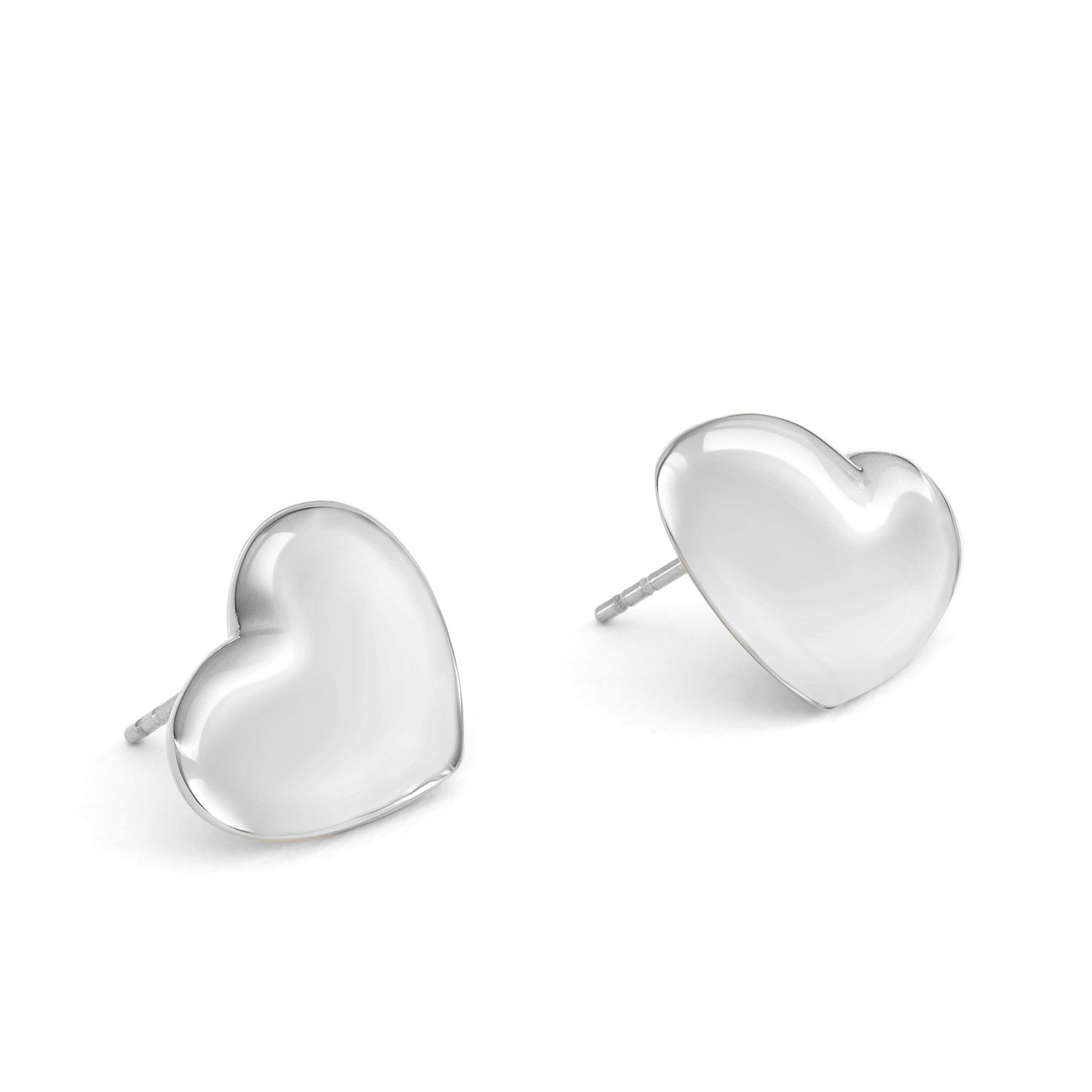 Echtzeit Ohrstecker - Puffy Heart: Silberne, herzförmige Ohrstecker mit glatter, glänzender Oberfläche von Echtzeit - ideal als romantisches Accessoire für jeden Anlass. Auf einfarbig weißem Hintergrund dargestellt.
