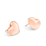 Der Echtzeit Ohrstecker - Puffy Heart von Echtzeit ist ein roségoldener, herzförmiger Ohrstecker mit glatter, glänzender Oberfläche, der jedem Look eine zeitlose Eleganz und einen romantischen Touch verleiht; dargestellt auf weißem Hintergrund.